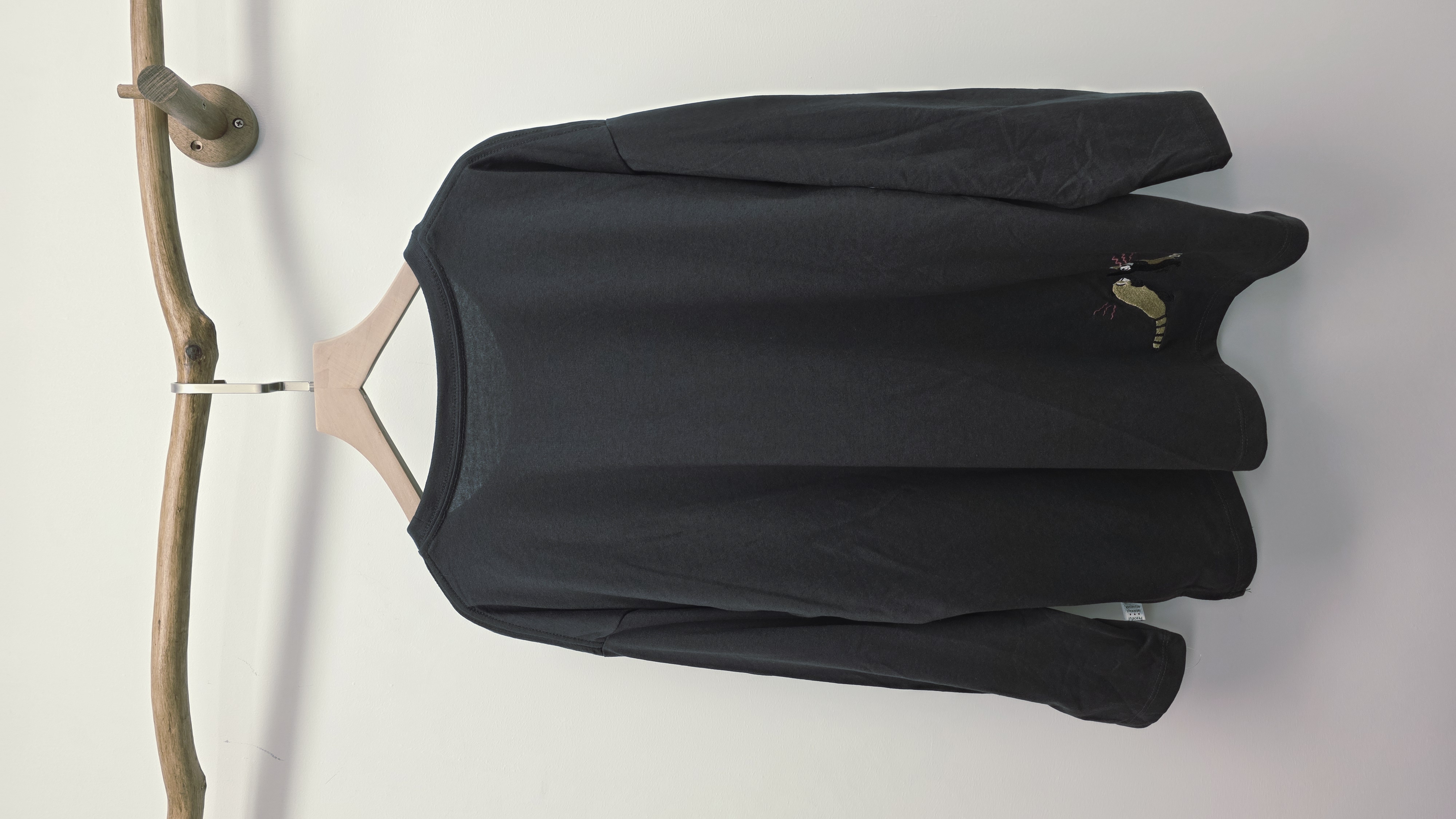 日牌深藍拼狸貓刺繡車章口袋Tee