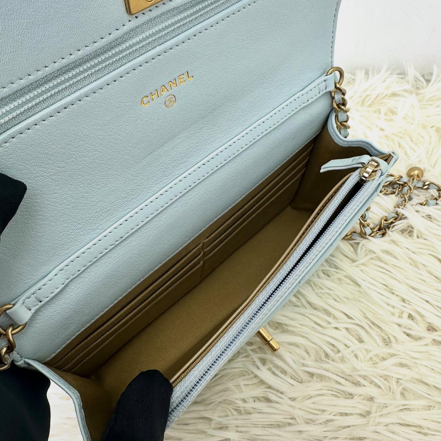 CHANEL 🤍PRE OWNED 淺藍色金球羊皮WOC鏈條包 晶片款 2024年🩵