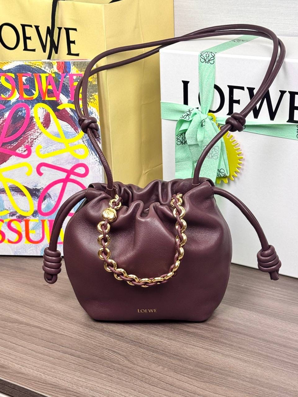 🎈迷你链条款𝙁𝙡𝙖𝙢𝙚𝙣𝙘𝙤 𝙋𝙪𝙧𝙨𝙚羊皮 ——【勃艮第红】 尺寸：𝟐𝟑.𝟓-𝟓-𝟏𝟕𝐜𝐦 编码：062347 👉🏻延续福袋收缩绳褶皱设计，羊皮包身手感细腻柔软❤️ 👉🏻链条肩带➕皮肩带的双肩带设计，时尚百搭，给足了集美们多样化的选择。肩带可拆卸可调节，磁扣开合，正面烫金𝙇𝙤𝙜𝙤，呈现出高贵典雅的视觉感😍 👉🏻独家背景➕独家品质➕独家全套砖柜礼盒套装，市场高端品质皆在我手✌🏻