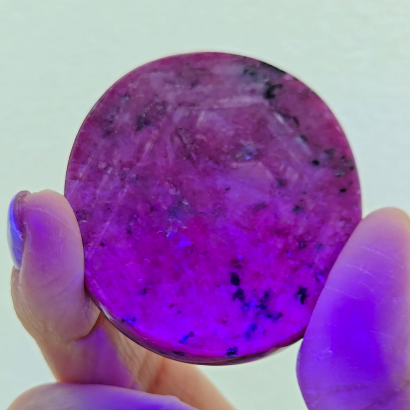 Ruby with intense flash, prismatic patterns, strong UV - RBY6