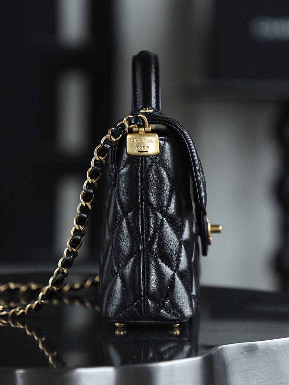 25P豎款 Kelly小號鑒定版 👜 一包一碼 支持全球鑒定查驗身份證原廠專G GR原廠皮料過關清單資料可査詢 經典的菱格紋搭配復古金，每一處細節都透露著香奈兒的奢華與優雅！ 包身線條流暢，豎版設計獨特又吸睛，完美展現女性的柔美與幹練！ 五金：全銅復古金 皮料：GR原廠亮羊皮 尺寸：14*20*5.5cm