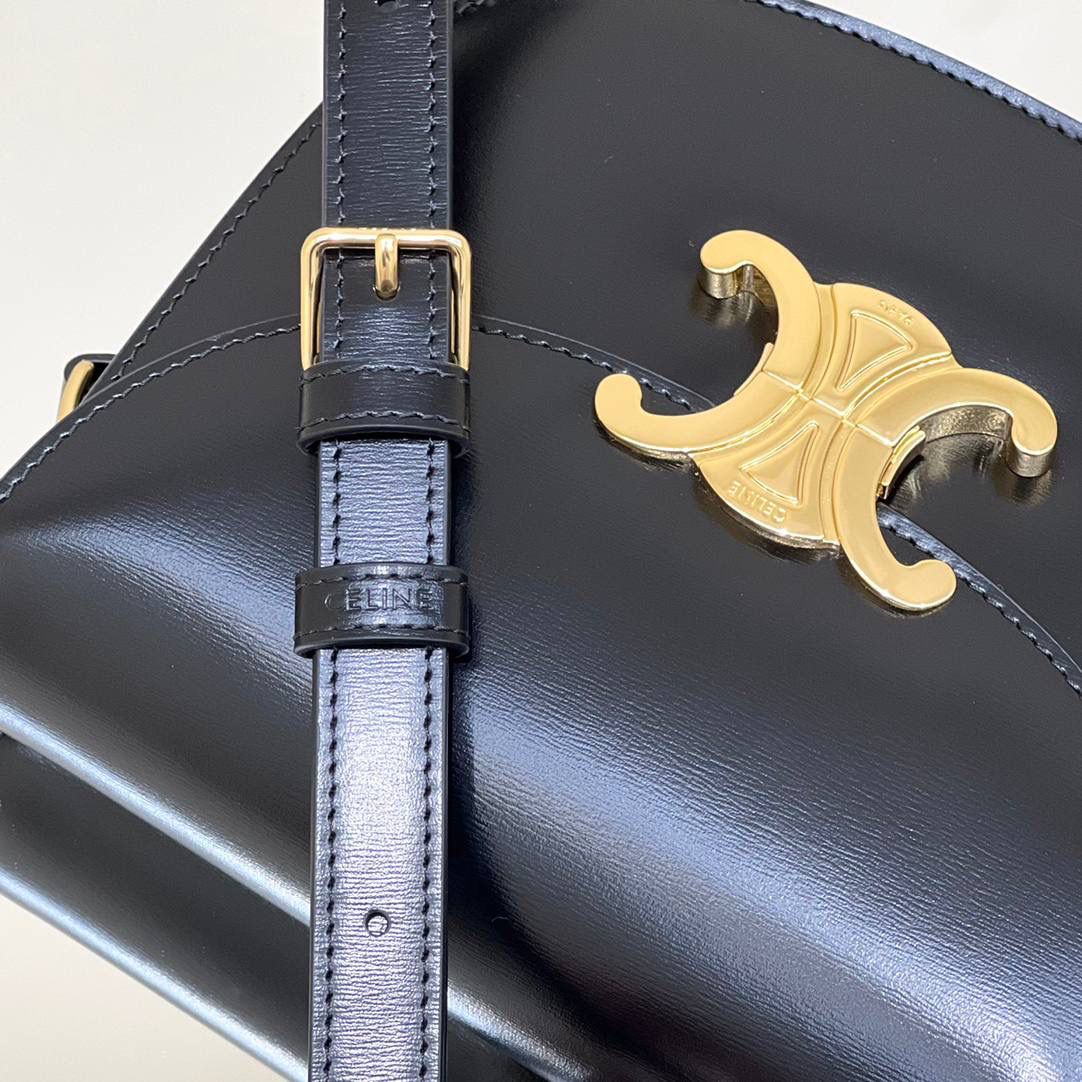 🔥大货实拍图 𝗖𝗘𝗟𝗜𝗡𝗘 ♥ 𝗧𝗘𝗘𝗡 𝗕𝗘𝗦𝗔𝗖𝗘肩带马鞍 型号：110413 尺寸：18.5*16*6cm 新款凯旋门马鞍包的材质是亮泽牛皮，包包本身就有高级的皮质光泽感，可斜挎也可单肩，我比较喜欢把带子收最紧单肩背，想可爱一点可以斜挎背都跟好看！🥰