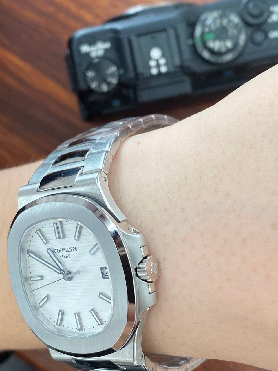 鹦鹉螺市场独家专用机芯，升级无噪音刻字版原版机芯🔥🔥 详细升级解读: 1.升级机芯全部精雕刻字，清晰不磨损，纹理做到极致。 2.升级自动陀片，采用瑞士超精密轴承，业界史无前例的安装陀片工艺。做到百分百降噪音。 3.原版机芯，无假夹版，无假摆轮，无假红宝石。WY-3k厂完整的复刻出3.3毫米的绝版高品质324SC机芯. 4..升级表盘刻度夜光超亮，而且整体做到和谐一致同步亮度。 5.鹦鹉螺经典蓝盘，目前改进与正品一致的颜色，秒杀其他工厂的表盘细节和做工。 6.日历窗口每一只手表做了水平正位，不出现偏斜遮挡。 7.把头调节档位顺畅度的多次调试，调试到最佳状态。使得升级版手雷调校时间和上链的手感畅顺 8.升级了整个手表厚度8.3毫米，完美实现全网最薄机械表，等同原装厚度。佩戴起来舒适无比。 9.重点强调324Sc机芯顺时针调日历，也就是由上往下调日历。注意辨析和正品一致。 10.调节时间的时候，拉表冠二挡。大秒针是不停止的。和正品也是一致。