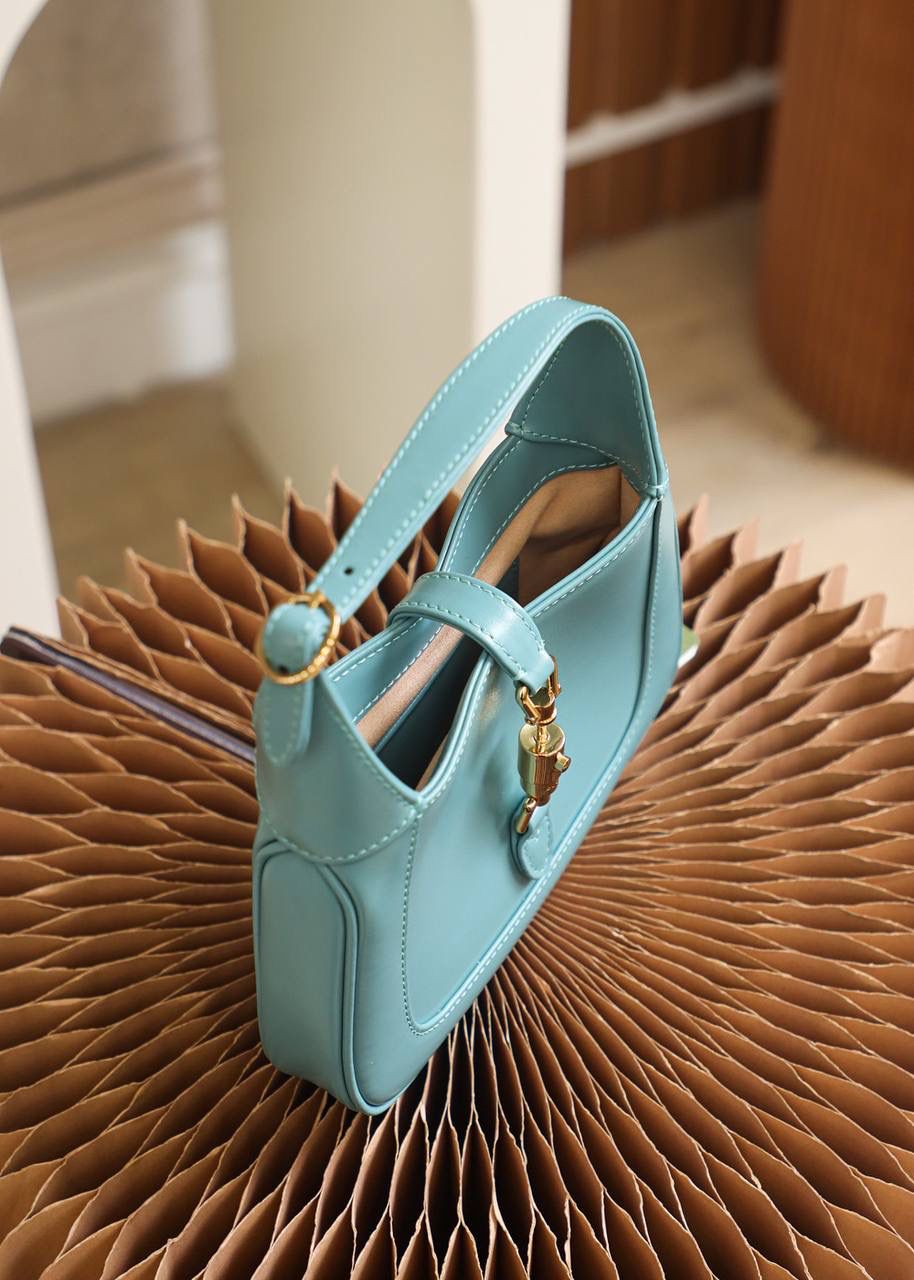 𝐉𝐚𝐜𝐤𝐢𝐞 𝐌𝐢𝐧𝐢 𝟭𝟵𝟲𝟭 ➻637091 原厂皮 ▶尺寸：19*13*3cm 经典𝐉𝐚𝐜𝐤𝐢𝐞 1961系列经典回归， 重新推出精致小巧的𝐌𝐢𝐧𝐢设计， 具有辨别度的样貌重回时尚前沿， 经典的样貌注入现代的时尚元素， 更加复古有高级感， 小巧的包身越看越喜欢， 两条肩带的设计， 更是让你拥有不同的感觉！🌈