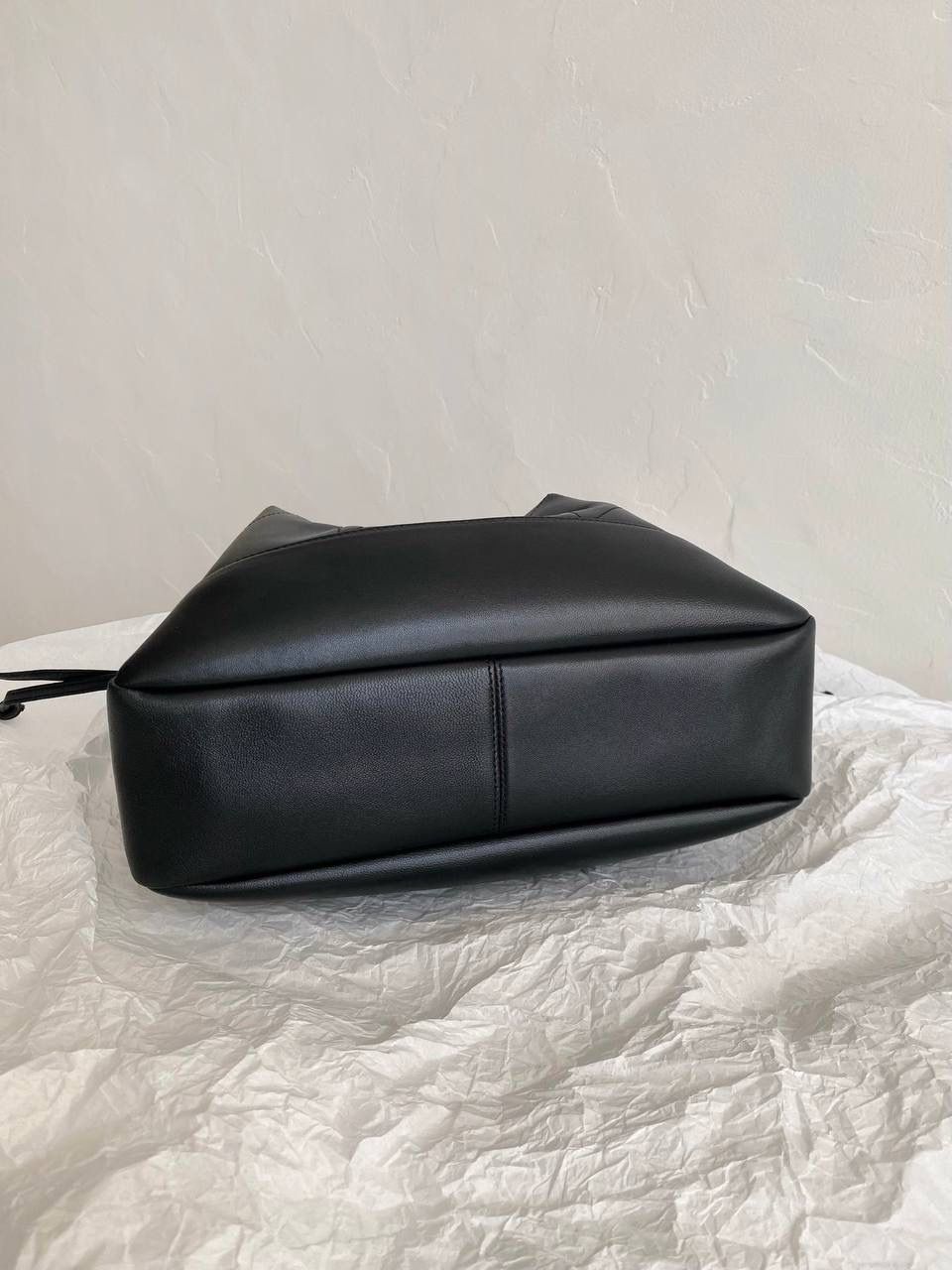 🖤小号爆款🔥 ys1 Jamie 4.3 large pochon福袋腋下包 设计师真的太懂消费者需要什么了吧 很多托特包的设计都没法让颜值和实用性两者都兼得 但是！这只tote做到了！ 它包身轻，容量大，而且还很优雅！ 是有设计在线，且贵气满满的实用型tote 我觉得比22bag好看耶 这是可以说的吗😝 还是一只可以让你实现优雅带娃的妈咪包～ 29×27×11cm833948m