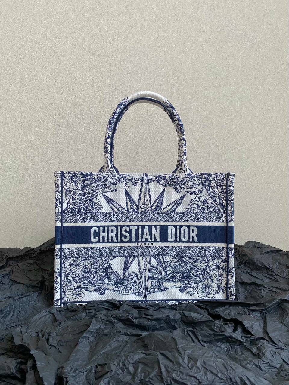 🈶蓝色中号 𝗖𝗗 𝗕𝗼𝗼𝗸 𝗧𝗼𝘁𝗲 23圣诞限定🎄 今年的无限梦境主题也太戳了！ 如星光璀璨，如宇宙般浩瀚 中间的星星宛如从海中诞生的维纳斯🌟🌟 太有视觉冲击力了，神秘而梦幻 像我们每个人都是星辰～ 浪漫到极致，这系列很难不买啊 36×27×16cm