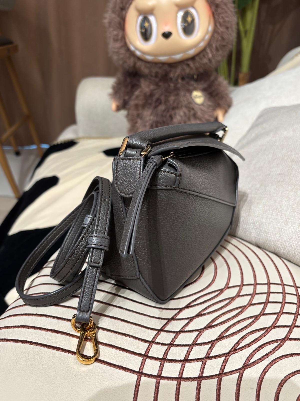 Loewe Puzzle Edge Mini 粒粒牛皮 100%Authentic, 98%New ✅Dust bag✅booklet✅肩帶