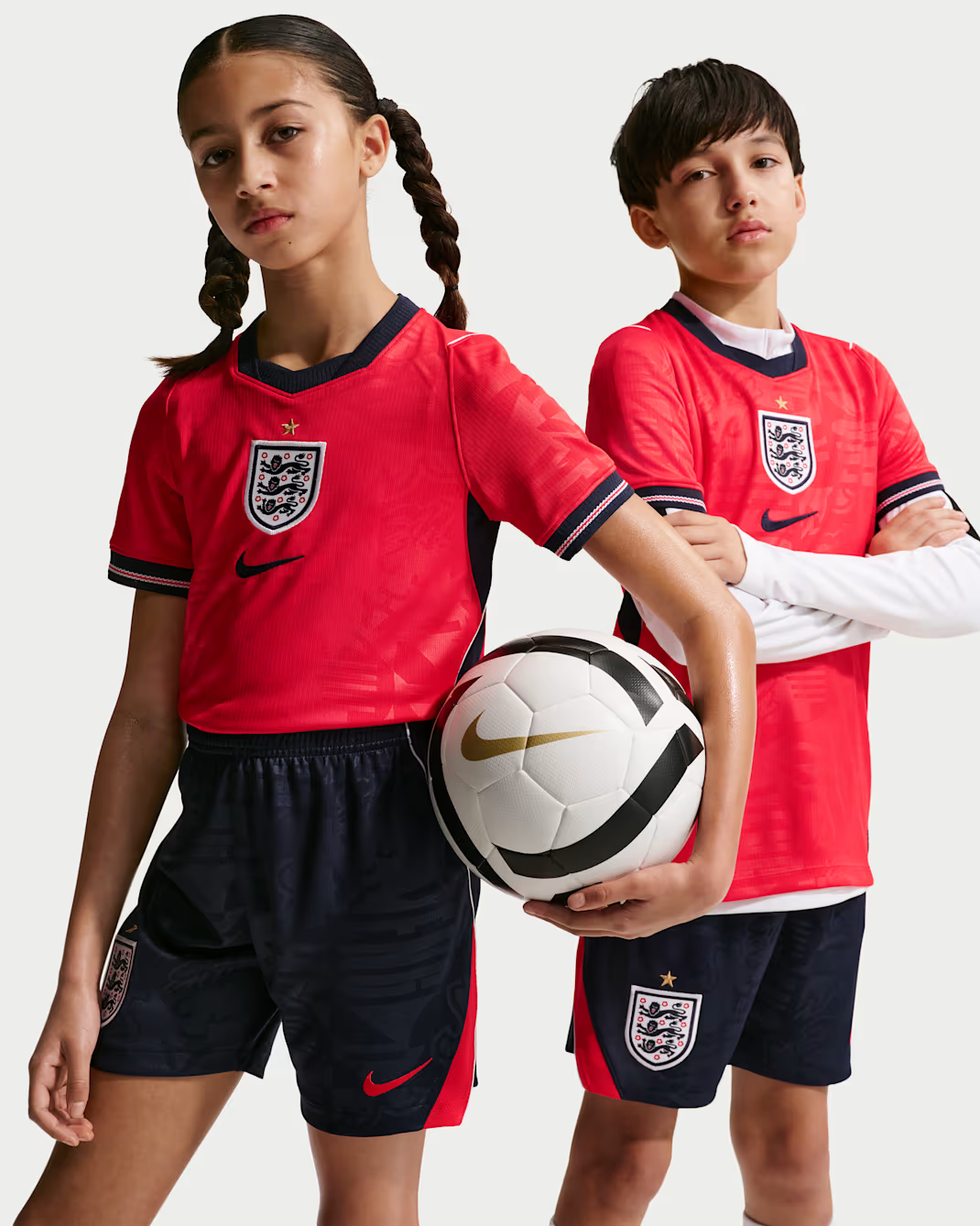 經典三色重現 Nike England 英格蘭 2026-27 童裝作客球迷版球衣 (可加印字章) IB5197