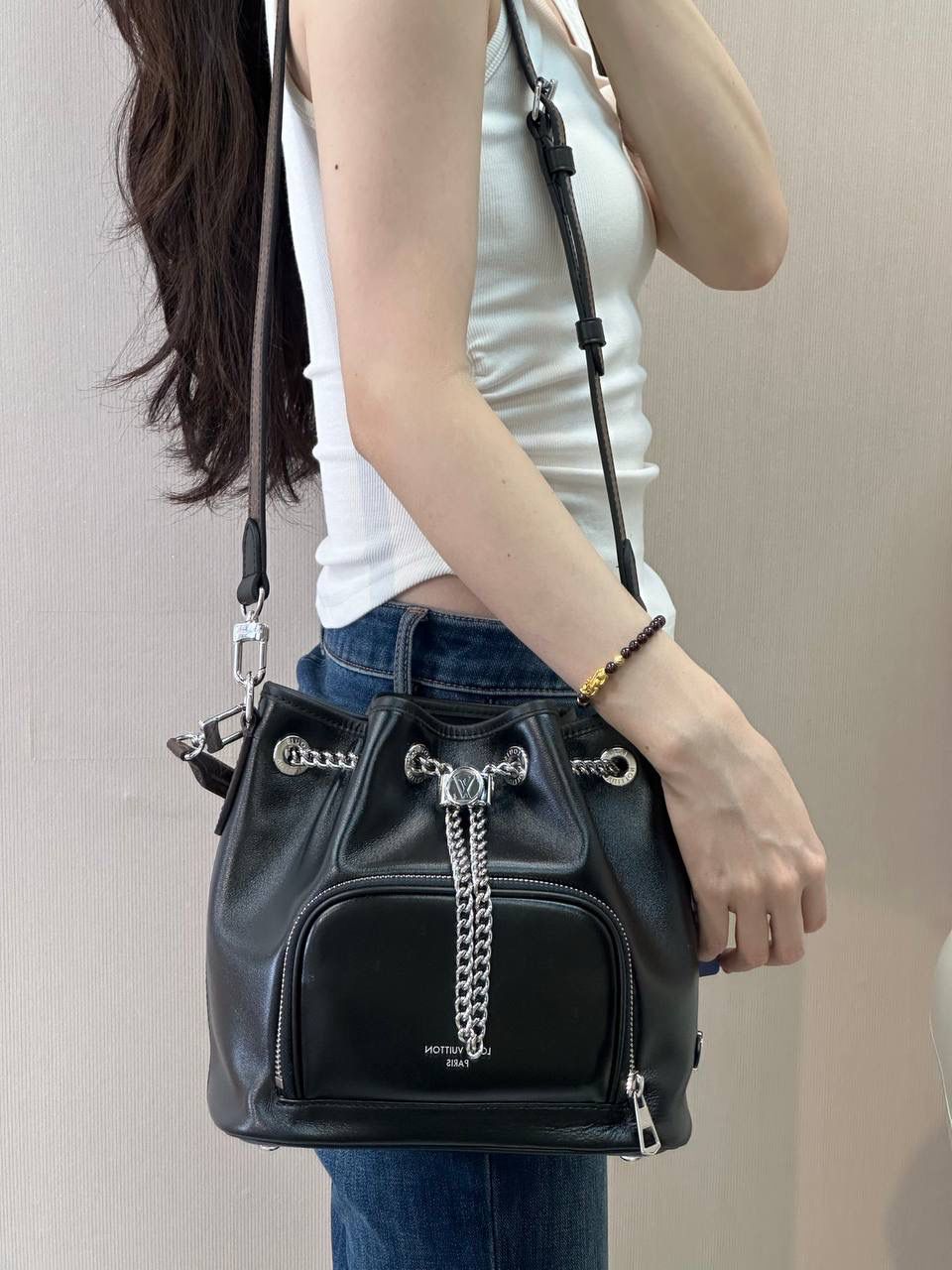 LV炫酷水桶包👜✨ 见多了 这么炫酷的还是第一次， lv本季最瞩目的一只水桶包， 以摩登摇滚型格 焕新经典Noé手袋元素， 正面凸出的拉链袋， 亮银色链条充当抽绳的设计， 将优雅灵动与时髦炫酷完美融合😍❤️