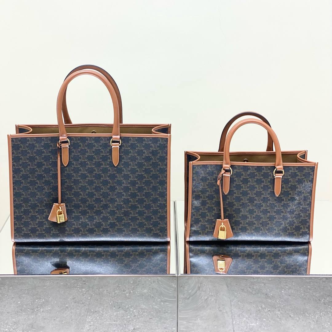 🔥大货实拍图 𝗖𝗘𝗟𝗜𝗡𝗘 ♥ 𝗖𝗔𝗕𝗔𝗦 𝗧𝗢𝗧𝗘大号 型号：197912 大号尺寸：43*30*10cm 小号尺寸：35*22*7cm 𝘾𝙀𝙇𝙄𝙉𝙀 𝟐𝟎𝟐𝟐秋冬新款～老花帆布cabas真的是大号包中的战斗机！耐刮擦，轻便，容量大，装电脑不在话下！更加感人的是袋口有暗扣，安全感满满，日常出门使用都很合适，职场女性和宝妈就更加不能错过啦！