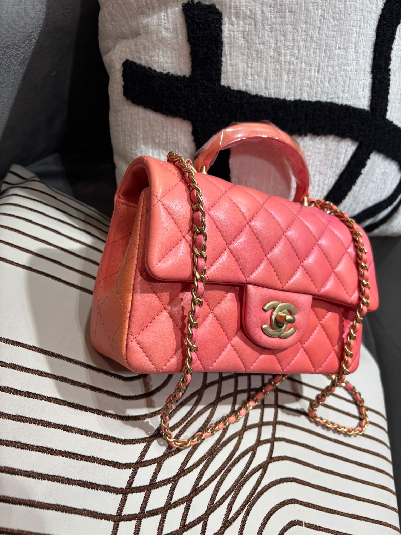 全新 Chanel mini flap bag with Top handle cf20cm 100%Authentic,100% new全新貨品   ✅專門店收據✅晶片✅dust bag✅盒