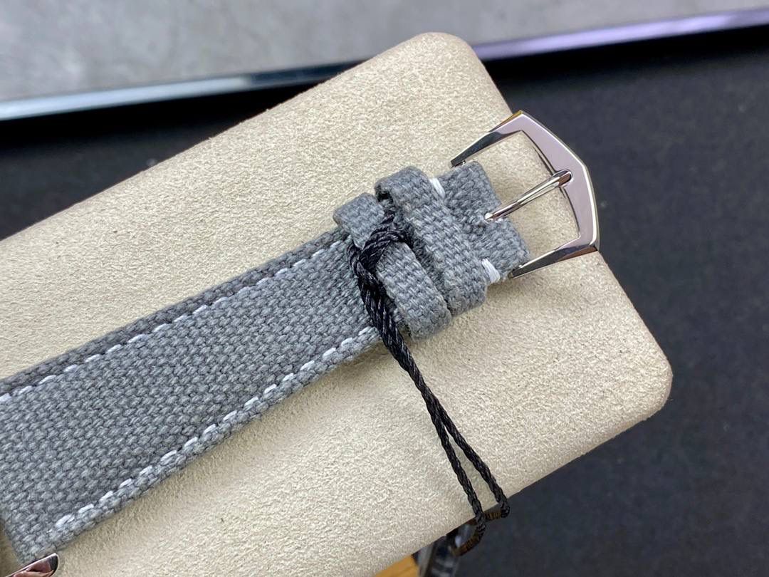 全新推出升级V2版 PP百达翡丽6007A-001Calatrava(普朗莱乌特制表大楼纪念款).V2版颜色经过数次调配，终于显示了PP独家的灰蓝色(既不灰，也不蓝)，100%还原百达翡丽的“蓝色贵族”.✨✨ 腕表40MM采用不锈钢材质的表壳以及宽阔的弧形表圈设计，线条优雅细节到位，十分醒目。充满动感活力的表盘结构，具有“碳型”菱格纹理和LOGO的机镂圆盘，三角形标记的轨道式刻度环，压嵌式阿拉伯立体字块，整体的灰蓝色沉稳典雅。蓝宝石水晶透盖上刻有Calatrava十字星图案和“New Manufacture2019”字样。搭载了兄弟厂PPF独家定制的第三代Cal.324SC一体机芯，配备硅游丝。动力储存 45 小时。表带白色缝线的小牛皮也独具特色，经压花处理，呈现出纺织面料纹理，有强烈的运动感🏃‼️