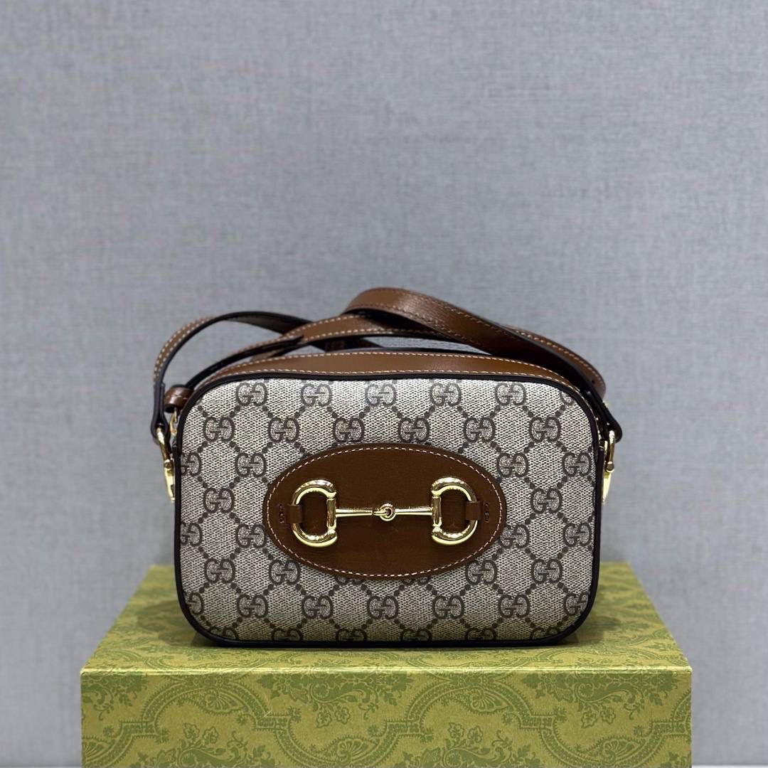 吐司🍞大爆款🔥 再来一组细节图；以表达我对他的强烈爱意，哈哈哈哈哈哈！Gucc1 horsebit 吐司包🍞(顶级原皮) 啊啊啊啊啊！！超级无敌大爆款！这应该就是我心目中的白月光， 实物是那种看到不需要犹豫马上就会买的， 相机包很多款，目前为止这个是我心目中的top 马衔扣元素和这个面料一直是我最爱的搭配设计 只是没有想到做成相机包可以这么可爱有趣 简简单单的造型却如此耐看且有那么一点高级感 跟其他相机包完全不一样！！反正这个我一拿到我就很爱很爱很爱！这个你们都可以入，必定会成为经典款！ 型号760196；尺寸20/13/6cm