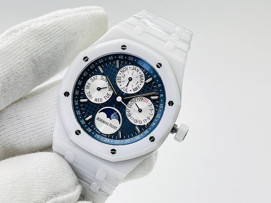 市场最高版本 顶级复刻 爱.彼皇家橡树系列腕表（陶瓷特别款腕表）🚀💯 1⃣️精彩亮点：在“Grande Tapisserie”大格纹装饰表盘上，日期、星期、月份、月相，和四个眼睛的位置与原装同步，（区别普通版本四个眼镜紧缩在一起）并以真实的月球图像显示天文精确月相，形成鲜明对比！ 2⃣️直径41毫米，厚度10.5毫米（区别市面普通版本14毫米） 3⃣️搭载定制版复刻一体机5134自动上链机芯！所有功能真实可用，所有功能真实可用，更薄 更像 ！