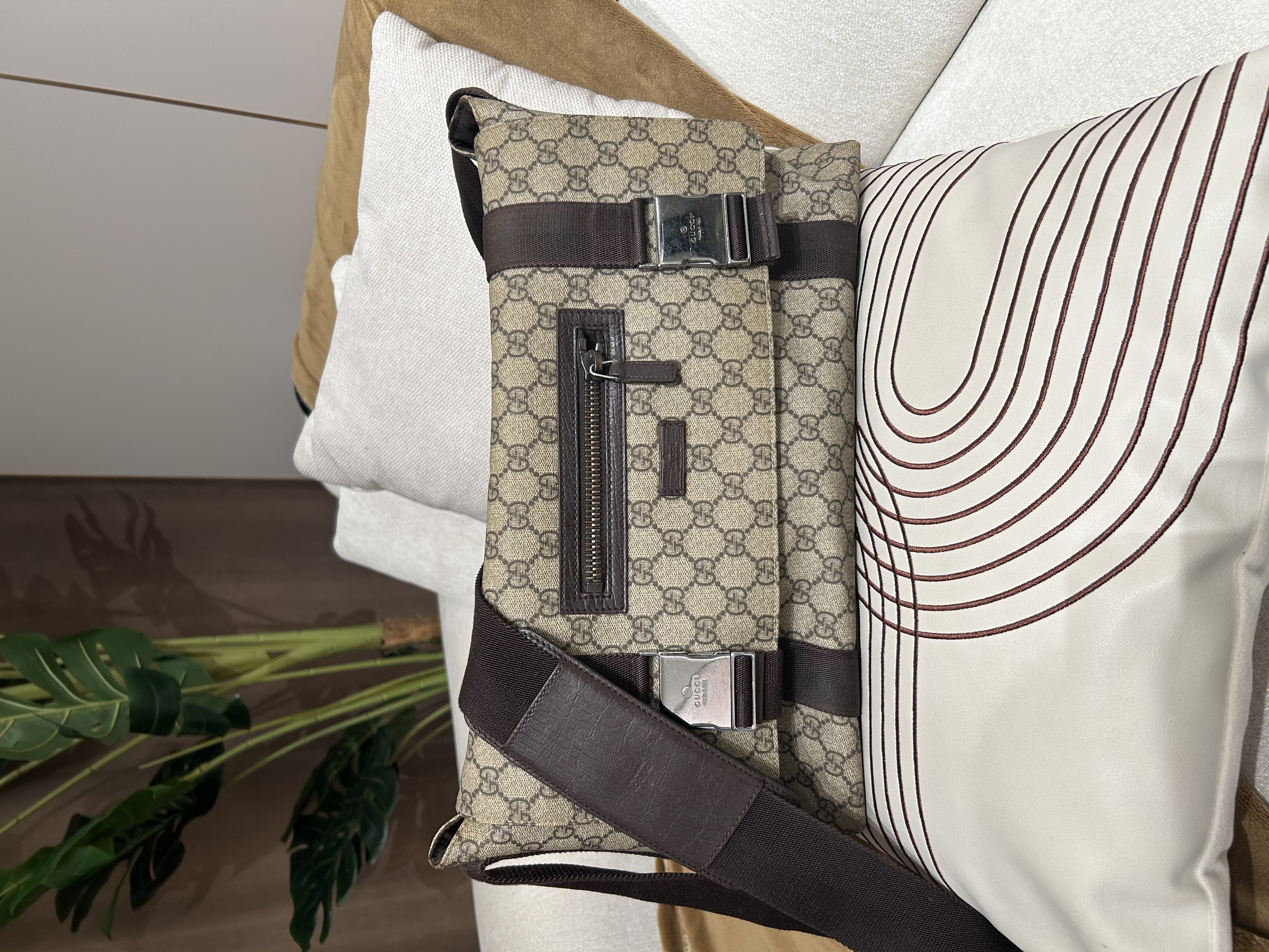 Gucci crossbody bag 100%Authentic, 85%New 