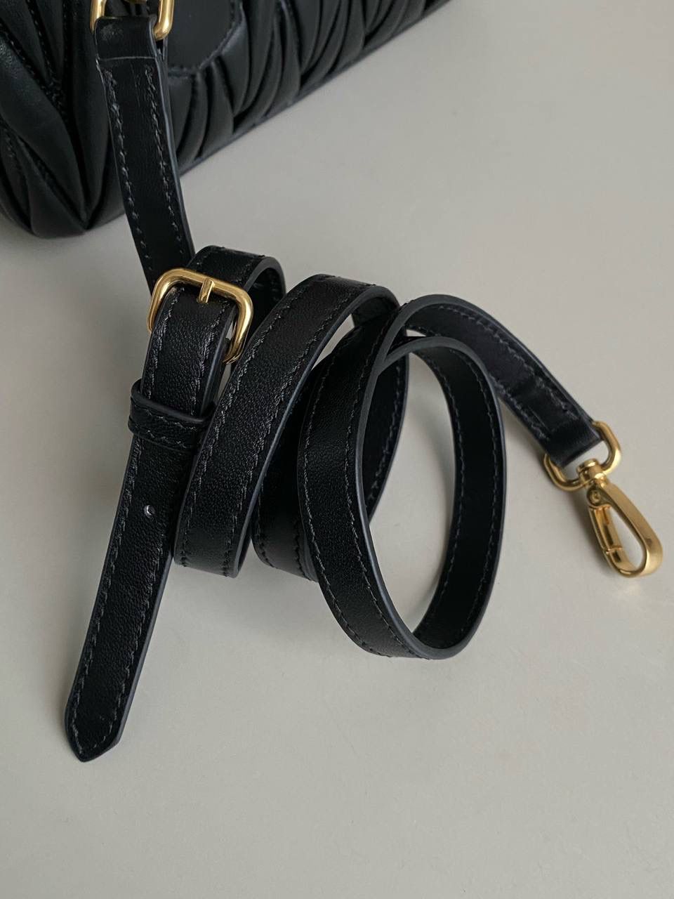 🈶黑色小号 𝗠𝗶𝘂𝗠𝗶𝘂褶皱保龄球 火爆全网都不用多说，人手一只的程度 我们用的是进口小羊皮！非国产皮料 肉眼可见的细腻，软软糯糯触感非常好！他家经典独特的褶皱工艺，是要有一定厚度 底料太薄了都做不出它的饱满和弹性 更不是市场通货干瘪瘪的褶皱，实在太假 我们新合作的老师傅在这细节上扣的很认真 一缕一折都有zp的神韵，且做到对版！！ 追求高品质的来🔥⚡️ 小号：22×10.5×7.5cm，#F0011m 大号：27x12x9cm