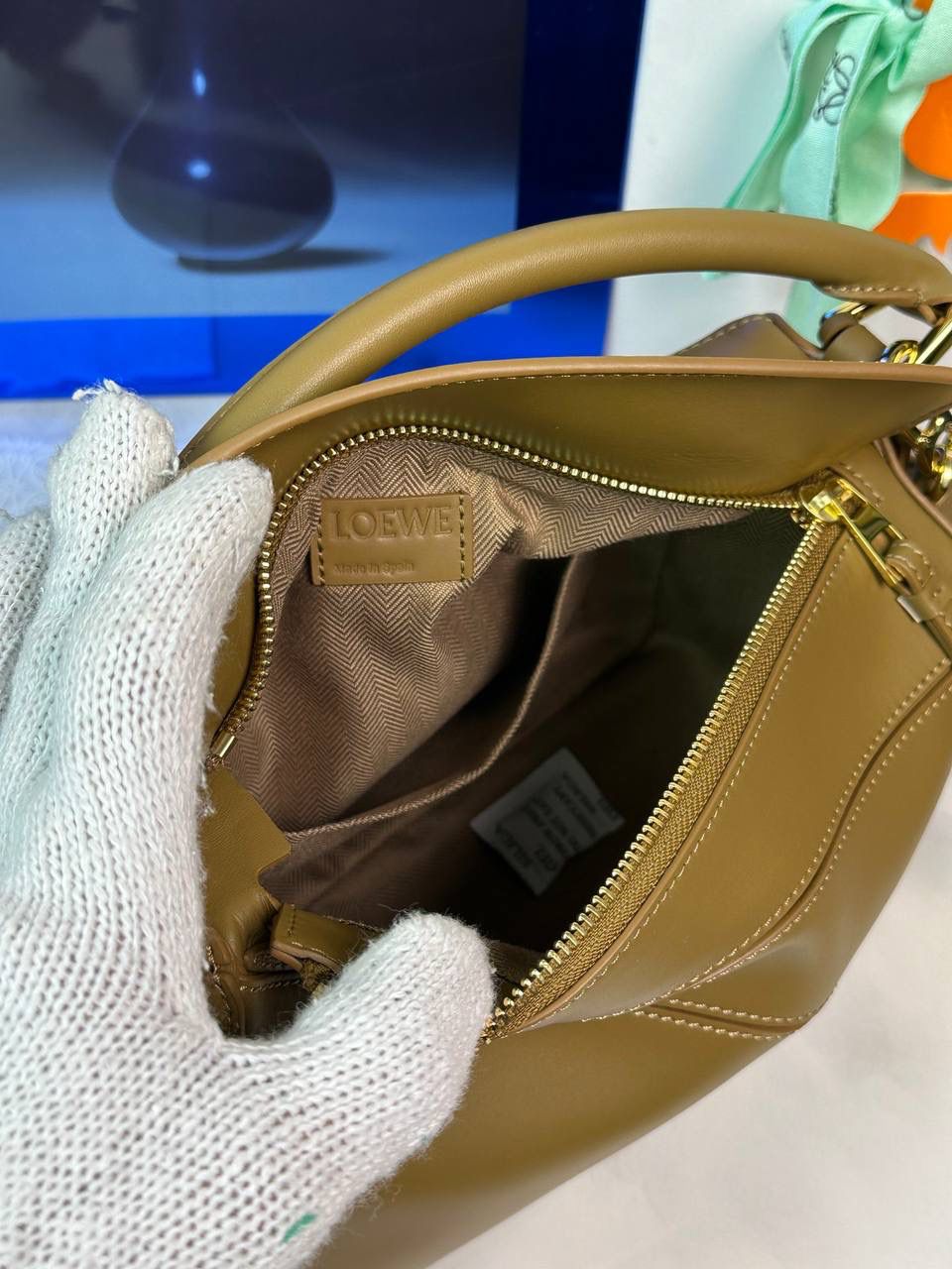 🅰️小号 𝗣𝘂𝘇𝘇𝗹𝗲最新版本❤️ ——（缎面/织带款） ✅经典拼图系列，不规则立体几何设计，最具辨识度的立体廓形和几何美学，顶级进口小牛皮搭配德国沙菲线，独家定制五金，𝗬𝗞𝗞拉链拉头 ✅容量超大，颜值高，四季百搭，新款自带可拆卸𝗟𝗢𝗘𝗪𝗘织带宽肩带‼️ 尺寸：𝟐𝟒-𝟏𝟎.𝟓-𝟏𝟔.𝟓𝐜𝐦 款号：061609织带款橡木棕