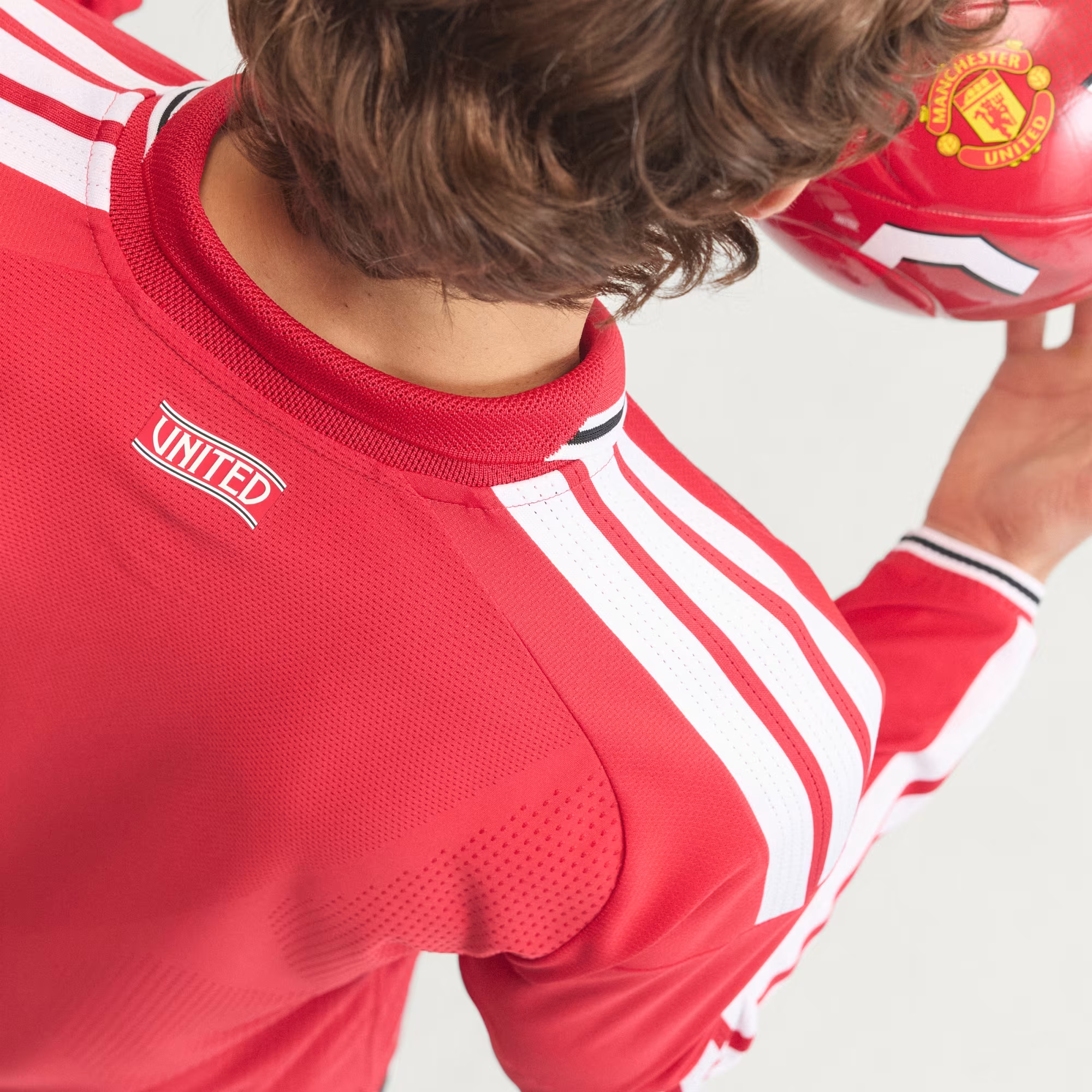 重現七十年代紅魔榮光 Adidas Manchester United 曼聯 2026-27 主場長袖球迷版球衣 (可加印字章) KC4773