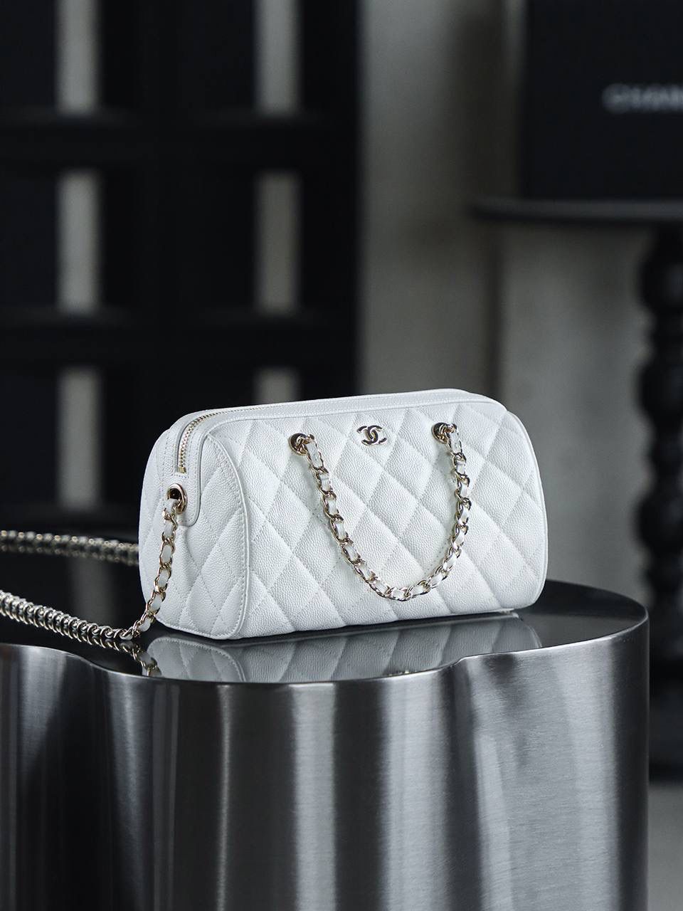 25P迷你保龄球鑒定版👜 一包一碼 支持全球鑒定查驗身份證原廠專G Hass皮料過關清單資料可査詢 25P春夏季的黑馬波士頓保齡球！ 時尚就是經典的輪回，保齡球圓筒的造型超可愛！ 包身圓潤流暢的線條，既保留了復古韻味，又融入了現代時尚感！ 五金：厚鍍14K淡金扣 皮料：Hass中球纹牛皮 尺寸：11.5*18.5*11cm