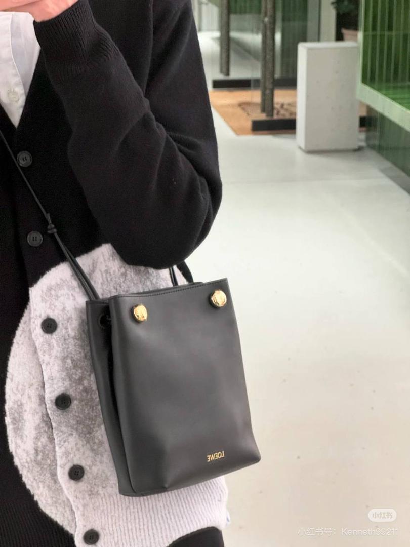 Loewe Cubi 小号皮革肩背包