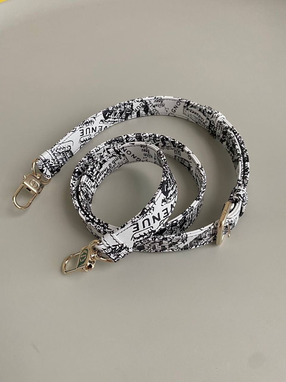 巴黎地图中号🩶🩶 𝗗𝗶𝗼𝗿 𝗗-𝗝𝗼𝘆 𝗯𝗮𝗴涂鸦款，新色 把巴黎地图以涂鸦艺术印花在整个包身也是绝了 黑白色调干净利落，复古又神秘的法式浪漫 长方包形，短链条➕细长肩带直接封神！！😍💕 复古时髦感超强，真是什么场合都可以把住 绝对是lady中的天花板了，强势出圈啦姐妹们 26 x 13.5 x 5cm