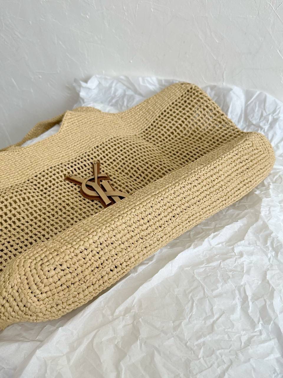 ⏰即将到货 ys1 icare拉菲草编包🏖️ 这只包的全皮款本来就特别好看 把它改成草编包真的太明智了 一个秋冬背，一个春夏背 这只草编包完全满足了喜欢背大包的姐妹的需求 其他草编包啊，几乎都是菜篮子的形状 说实话，菜篮子做大了真的不太好看，也不好背 草编icare的出现真的大大满足了 又美又好背☺️🏖️☀️ 这只包是师傅一针一针勾出来的 所以产量不会多，出货时间也慢 除了出货难出货慢，真的没有缺点 先下单先安排咯～ 55×43×5cm772191m