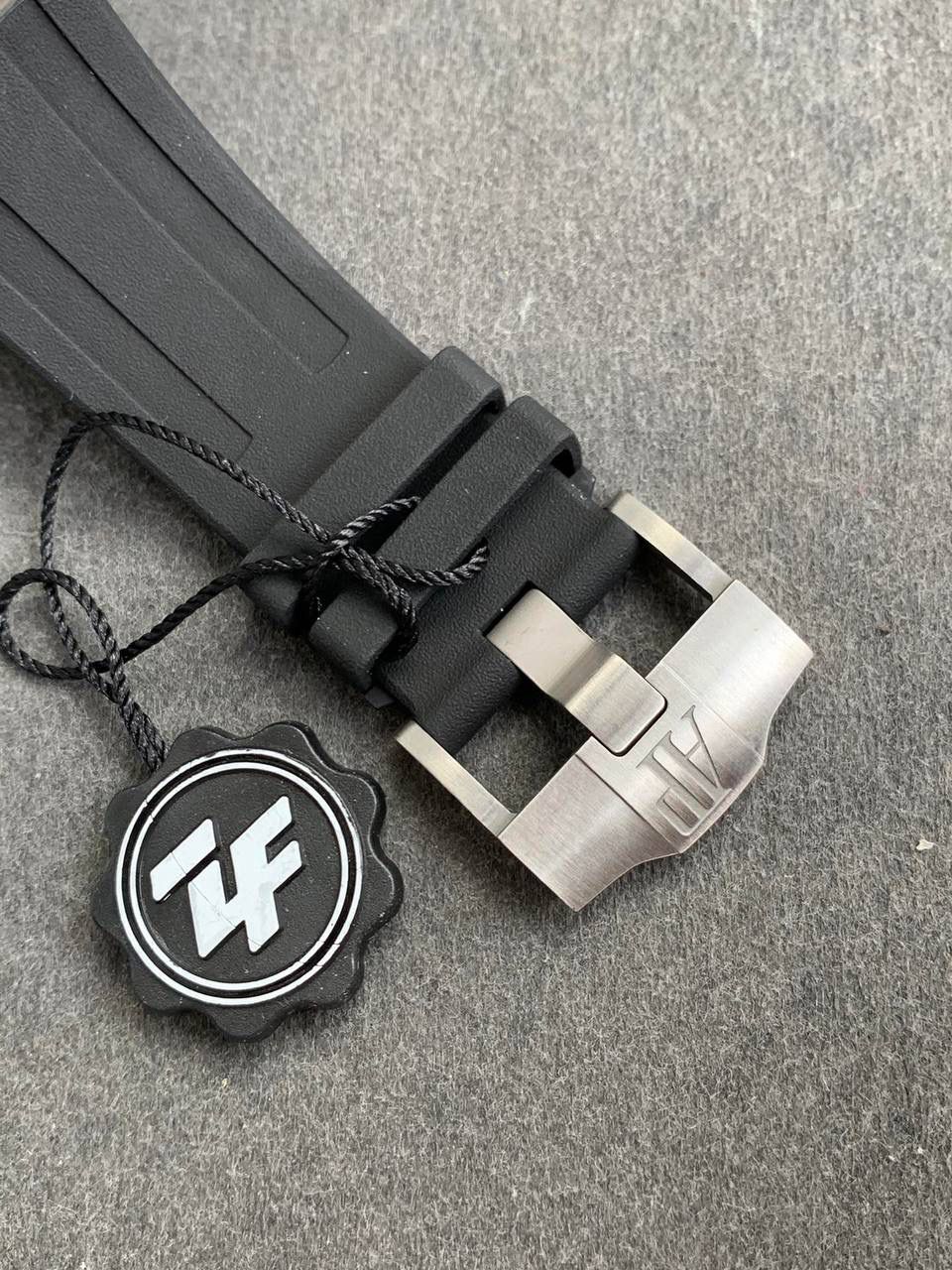 爱彼AP15710王者归来！励志要把钢表爆品细节做到最好！🔥💯腕表尺寸42mmX14.1mm！1.最强表壳打磨，地表最佳，舍我其谁，成本暴增，只为最像；2.最强机芯夹板打磨，特调色18K玫瑰金自动托颜色；3.最人性化的可松动头粒缓冲区域，确保吻合原装设计；4.最立体和最工整的盘面“饼干纹理”保证和正品一模一样：5.最持久的夜光和对的最齐的内应刻度，ZF直击重点，大家再也不用为此头痛；6.最硬螺丝，而且螺丝凹槽是月牙形状和正品一致；7.最接近原装的指针，切面锋利整齐无毛刺；8.最接近原装日历放大镜，通透性市面最强；9.最强蓝宝镜面通透感官，并镀有防眩晕增透镀膜；【机芯】采用ZF独家定制版AP.CAL.3120机芯，功能稳定，外观最像‼️‼️