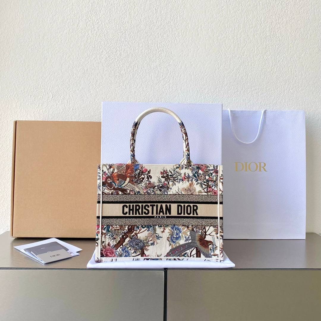 🈶白色花卉中号 𝗖𝗗 𝗕𝗼𝗼𝗸 𝘁𝗼𝘁𝗲购物袋"冬日花园" 充满诗意和繁花盛放，对花卉的喜爱💐🎀 即使在严寒的冬天都要鲜花围绕 这是刻在骨子里的浪漫 这不只是包，还是艺术品💯 36.5×28×17.5cm