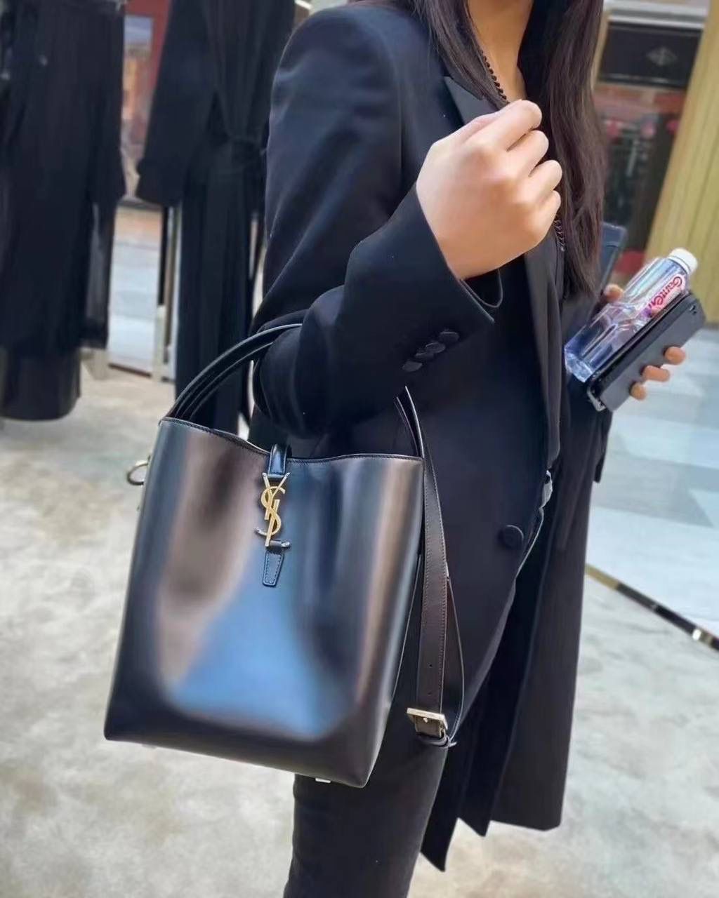 现货啦❗️ ys1 le37 手提水桶包中号🕋 喜欢背水桶包的姐妹不要错过这只 整个包身用的是光面的小牛皮 怎么背都不变形，质感持续保持 风格依旧是他们家简单又自带酷飒的设计 水桶包最好的一点就是容量巨大！ 没有tote那么大，却可以装下整个宇宙 🉑手提🉑斜挎，怎么搭都行～ 老规矩还是zp开发 这次的皮料拿到的可以说是相似度最高的一次！ 你们自己看对比图，像到我都分辨不出谁是谁 你们闭着眼睛冲，品质就交给我们哈！ 迷你：15x13x6cm 小号：20x17x13cm 中号：25×20×16cm742828m