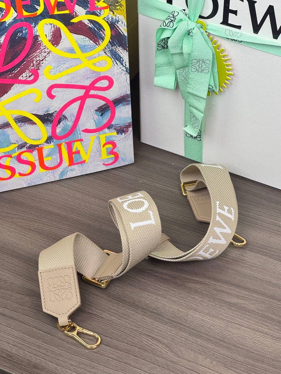 𝐀𝐧𝐚𝐠𝐫𝐚𝐦 刺绣肩带「沙色/新」 👈 全新升级上线♻️ 尺寸:131-4cm（长度可调节） 编码：182323