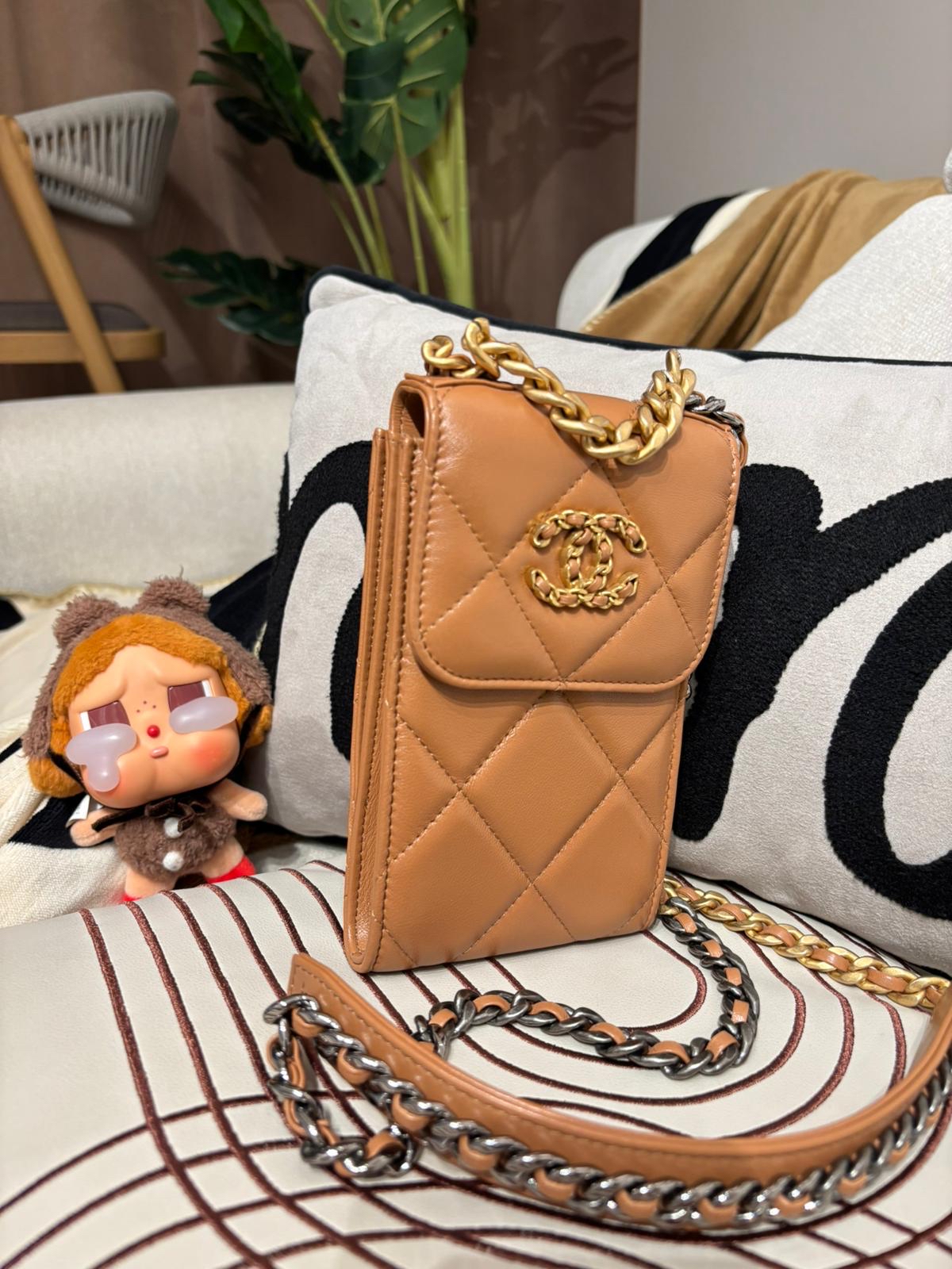 Chanel 19 clutch with chain phone woc 100%Authentic ,98%new ✅專門店收據✅晶片✅dust bag✅box 