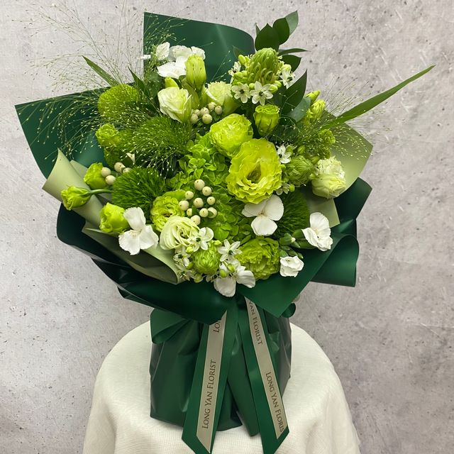 Ramo verde y blanco elegante de floristería