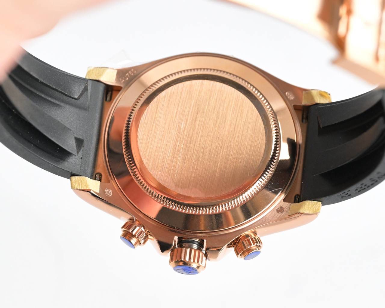 18k包金 现货供应 ROLEX-劳力士迪通拿系列 GTC中国国检检测证书，联网可查！一档调时 计时秒针 3字位9字位小针 功能原装一致！表壳原版开模，表盘尺寸40mm。厚度目前市面上最接近原装的 陶质实心外圈连计速刻度（采用真陶瓷工艺 刮不花 永不退色 质感和正品一致）功能盘字体和盘面logo采用叠加印刷工艺，从侧面观察会有微微隆起之感。盘面的底色纹路经过无数次过滤改正，确保百分百吻合与原装。其上的劳力士金属LOGO单独开模，无论是立体感还是圆润度均可PK原装 易读Chroma light夜光显示 配长效夜光物质。表镜平形蓝宝石水晶玻璃 抗刮损，效果绝不重影，吻合正品。⚠⚠六字位正品一致的有防伪的小皇冠👑（注意细节）表扣采用进口精钢1:1散件打磨而成 拉沙内侧 腐蚀劳力士钢印 外置正品一模一样的表扣保险环，完美在每一个细节！