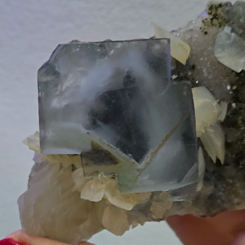 Blue cubic fluorite with UV calcite - FL436