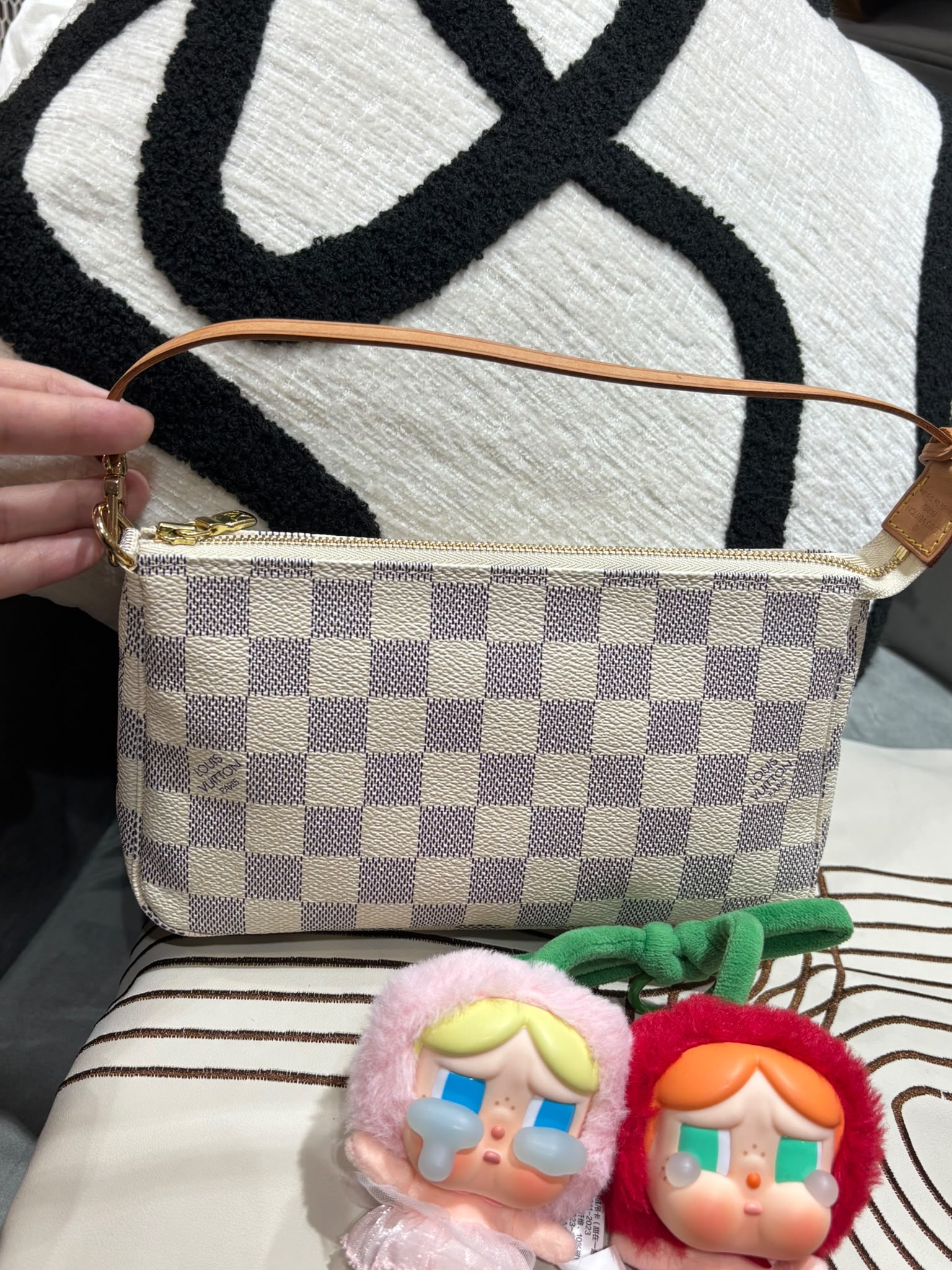 Louis Vuitton LV Pochette 白色棋盤格hobo bag 100%Authentic,98%new  