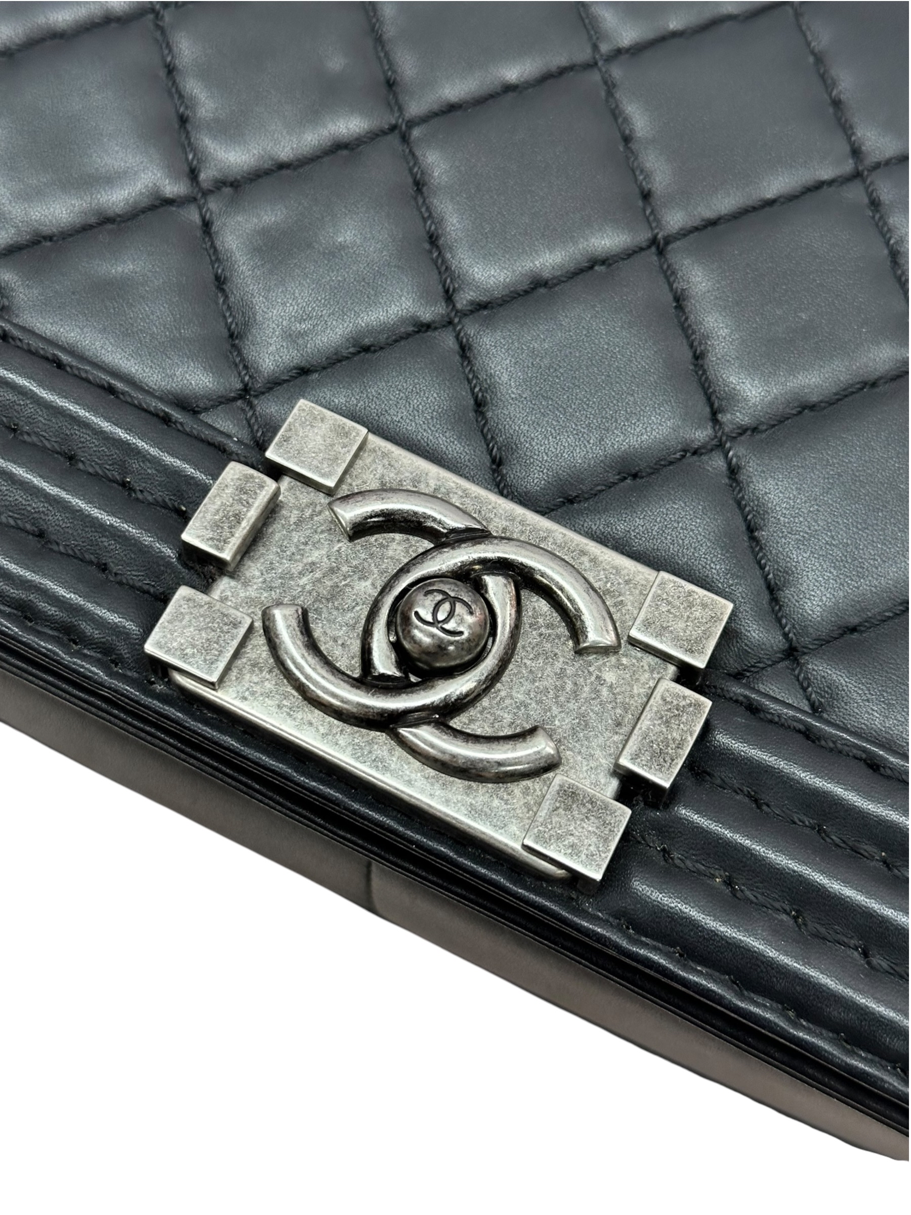 Pre-owned Chanel Boy 25 Handbag Calfskin / Product Code: 082102