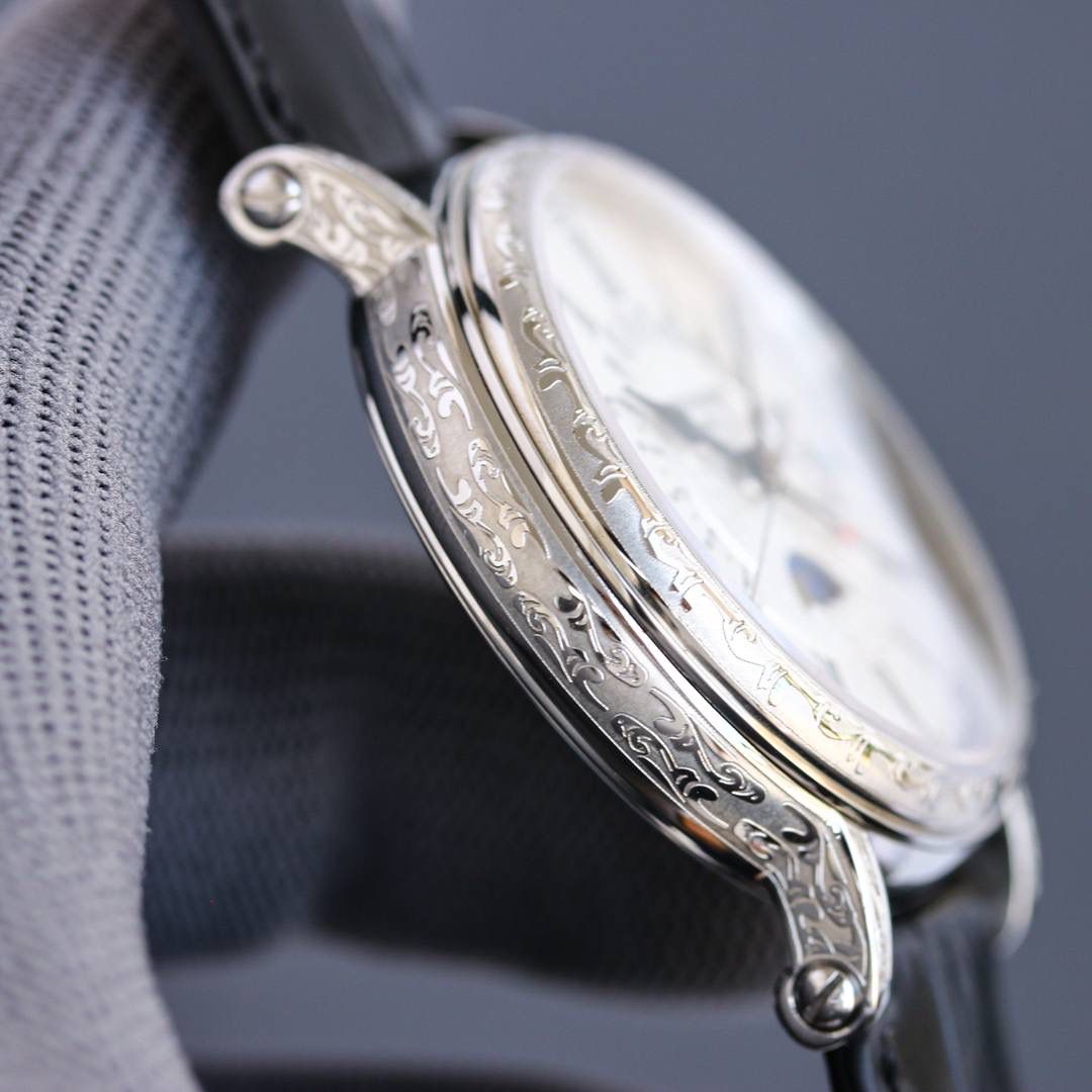 百达翡丽5159万年历腕表✨ 儒雅登场 38mm黄金尺寸+百搭表耳，大小手腕都适配，商务正装露半节超显贵气💼，上手舒适有分量，成功人士标配，戴出排面与底气🤩 ✅表壳精磨细造，温润如玉质感拉满 ✅冲压后盖衔接清脆，防水性能升级 ✅刻度指针贵金属电镀，质感更出众 ✅锅盖型微凸蓝宝表镜，通透辨时准 ✅贵金属钢印立体清晰，细节超规范 🔥定制Cal.324一体机芯｜更薄更稳，仿真度拉满 🎩意大利小牛皮表带+顶级灯笼表扣，通用原装，正装儒雅范儿拉满，人生赢家必备款！