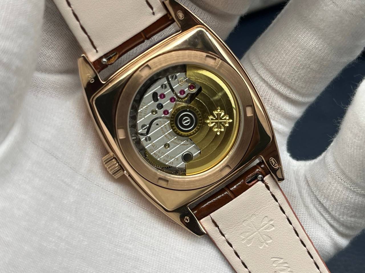 TW百达翡丽复杂多功能系列5135G--010重磅登场，迄今推出的首款Nautilus复杂腕表，以超复杂的工艺技术打造休闲运动腕表。 1⃣️小身板大能量：尽揽以下功能∶12点位日历功能 10点位星期功能 2点位星期功能 6点位24小时。所有功能都可正常使用。 2⃣️机芯采用版Cal.240自动上链机芯，在实现外观的逼真前提下，功能一并完美诠释。 3⃣️改装大师独立制表人，倾情参与定制改装表盘颜色，给予独一无二的腕表增添有趣的灵魂！