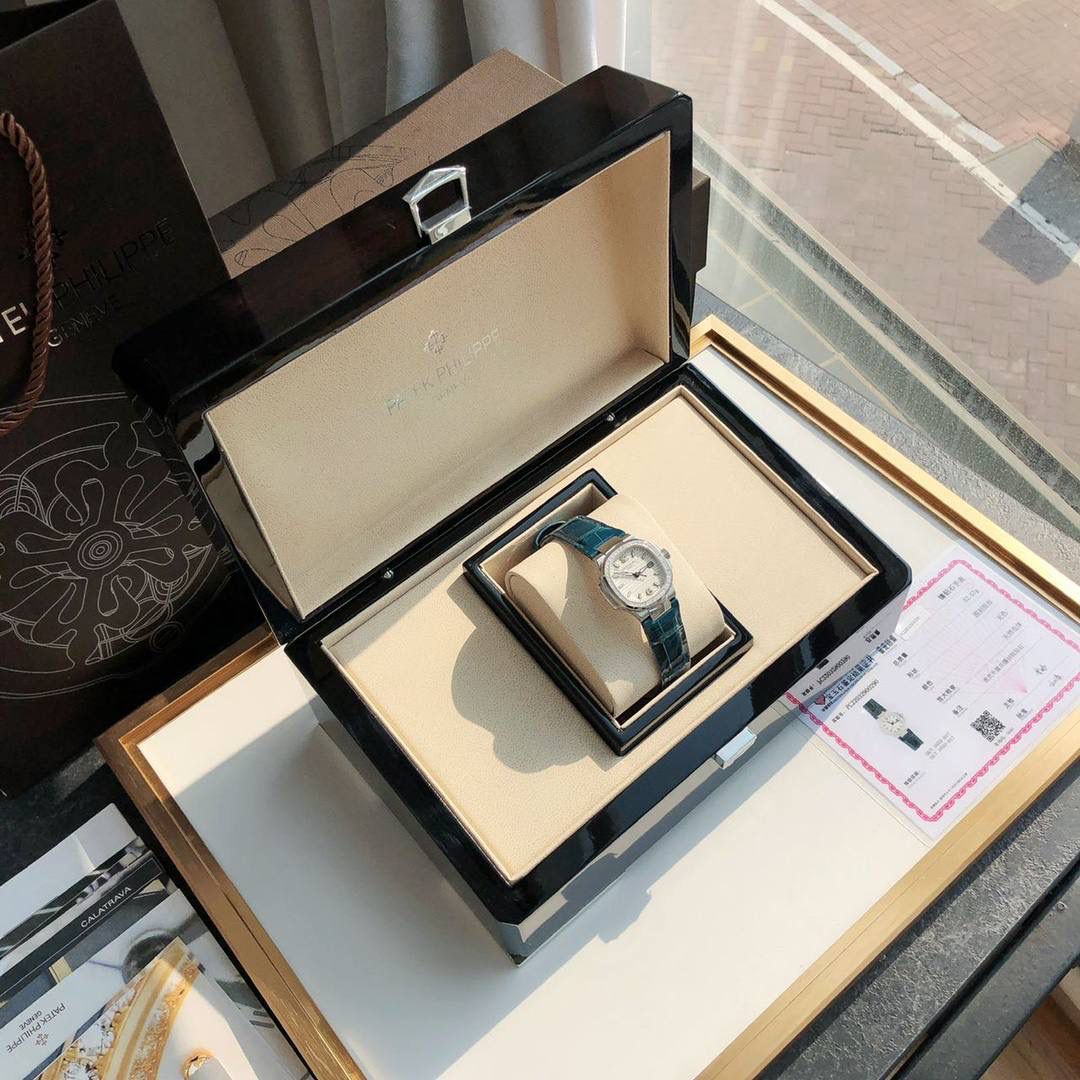 堪称一绝钢表之王，最美女款百达翡丽7010R鹦鹉螺 32mm银色蓝白色 表徑精巧独特舷窗结构表壳，完美优雅风格，采用不锈钢18k镀玫瑰金。水平横纹浮雕图案的表盘。表圈镶嵌46颗天然南非钻石💎美洲鳄鱼皮表带‼️