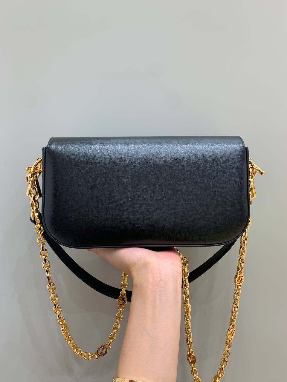 新背景实拍正品级 。Gucc1 horsebit法棍包（原皮黑色） 销量王🔥全皮系列❗️ 抓住一只小可爱，又是颜值巅峰之作 法棍出全皮拉，比起老花我更爱全皮！ 时髦复古女孩的一眼心动， 腋下包造型真的是再一次惊艳 最火爆的马衔扣元素加上最时尚的腋下背法 今年妥妥的包王无疑了！ 品牌爸爸，你真的别太拿捏我！ 斜挎则改成了金属链条，太有撞击感了！ 全皮腋下背搭配金属斜挎背， 还没有正式上线就全网断货了， 就问你拒绝得了吗！！ 型号735178 尺寸24/13/5.5cm