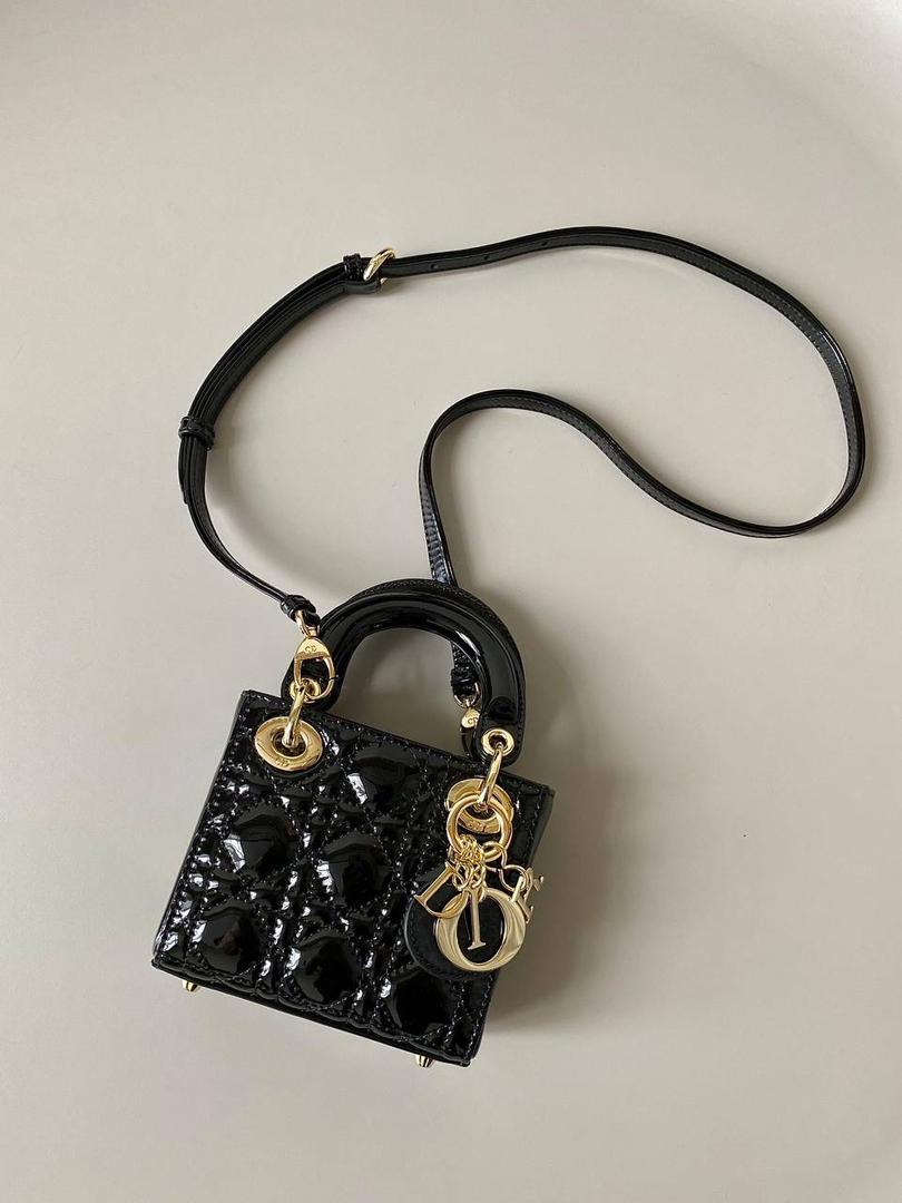 𝗗𝗜𝗢𝗥 𝗺𝗶𝗰𝗿𝗼 𝗹𝗮𝗱𝘆 𝗯𝗮𝗴 漆皮黑 火爆全网的最新超mini系列 天阿噜！小小只，简直太太太太可爱了！ 精致到巴掌大小，无敌治愈我这颗少女的心啊！！🖤🖤 size：12×10×5cm