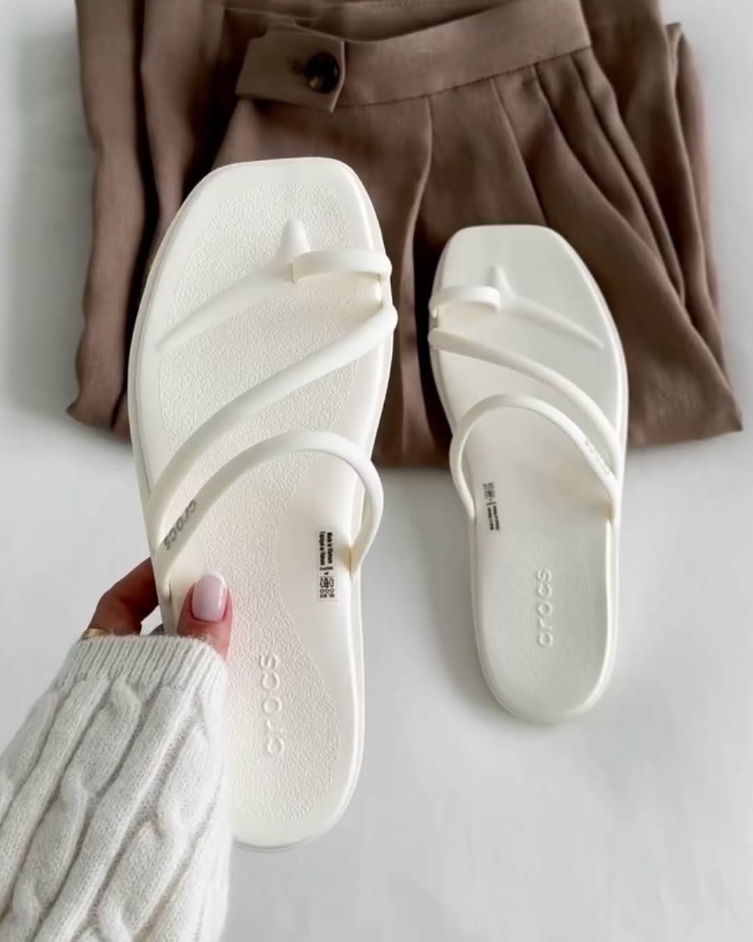 韓國🇰🇷Crocs miami toe loop sandals 