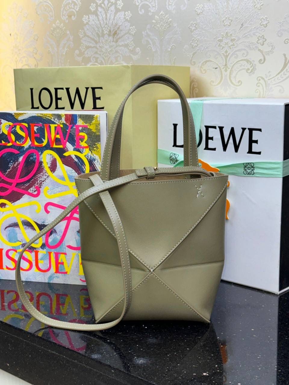 *𝐏𝐮𝐳𝐳𝐥𝐞 𝐅𝐨𝐥𝐝折叠手袋👜* ——全新【𝗡𝗘𝗪】升级‼️ 延续经典𝙋𝙪𝙯𝙯𝙡𝙚的标志性几何裁剪设计，新晋顶流🅰️𝙋𝙪𝙯𝙯𝙡𝙚 𝙁𝙤𝙡𝙚 𝙏𝙤𝙩𝙚以折纸包为灵感，升级成🉑完全折叠‼️的结构，立体与平面任意切换，出差旅行🧳必备单品。小牛皮材质轻且柔软，𝐌𝐢𝐧𝐢尺寸搭配一条可拆卸式肩带，手提，肩背，斜挎多样化背法✨ 尺寸：𝟏𝟔.𝟓-𝟗.𝟓-𝟐𝟎cm 款号：052322