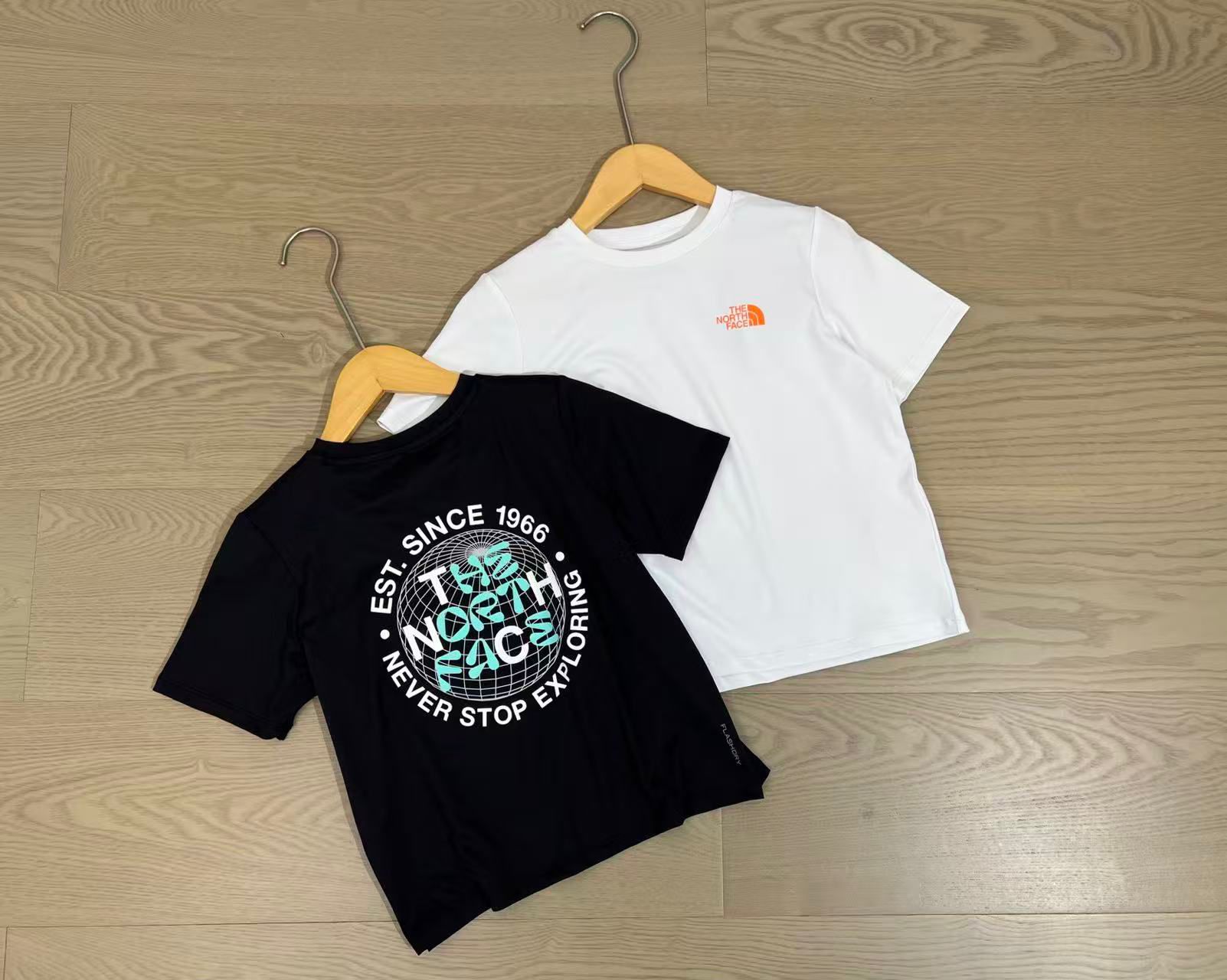 $75件。2件起$68件。親子款2色選擇/北面男女童運動速乾涼感短袖