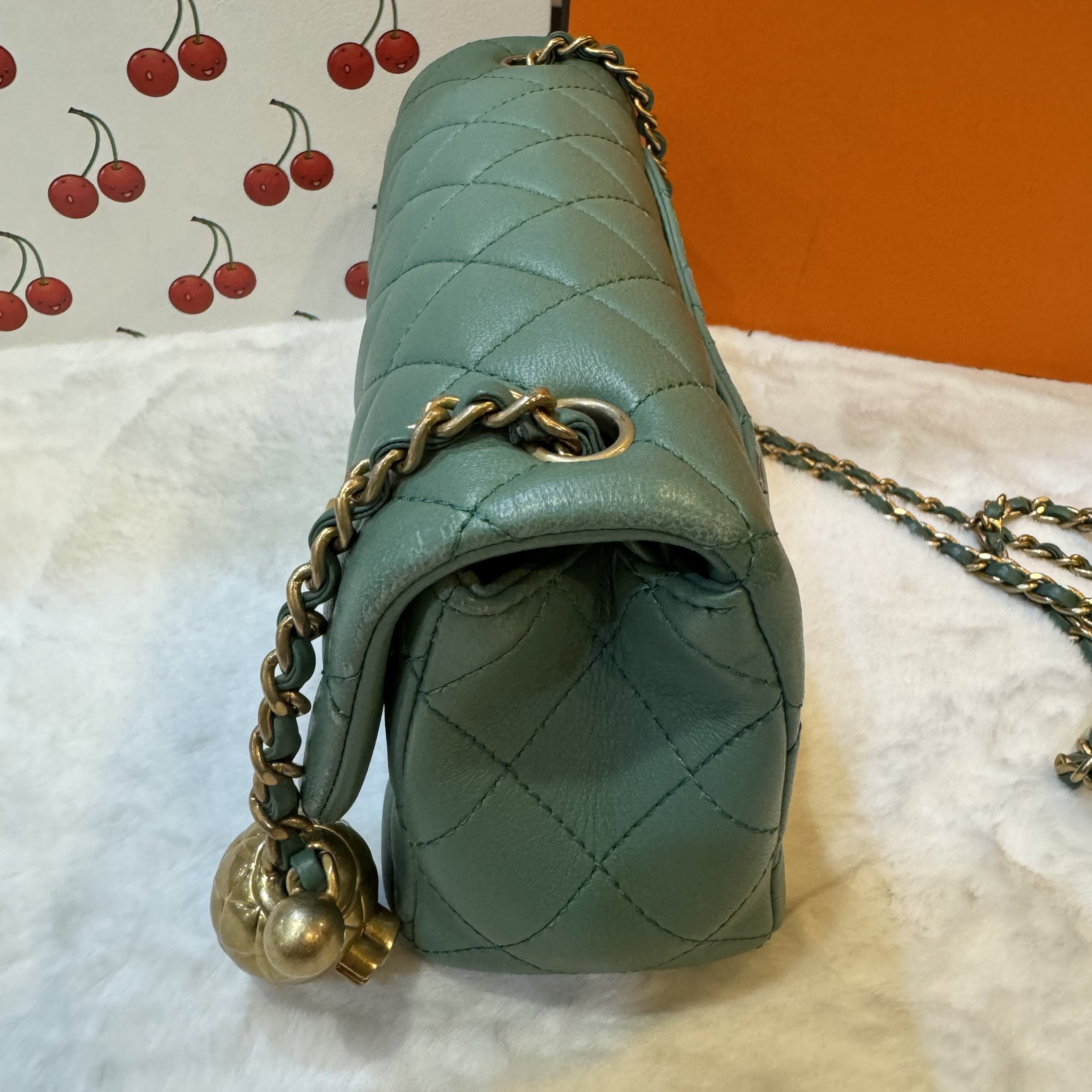 Pre-Owned CHANEL Flag Bag / Product Code: 26042421