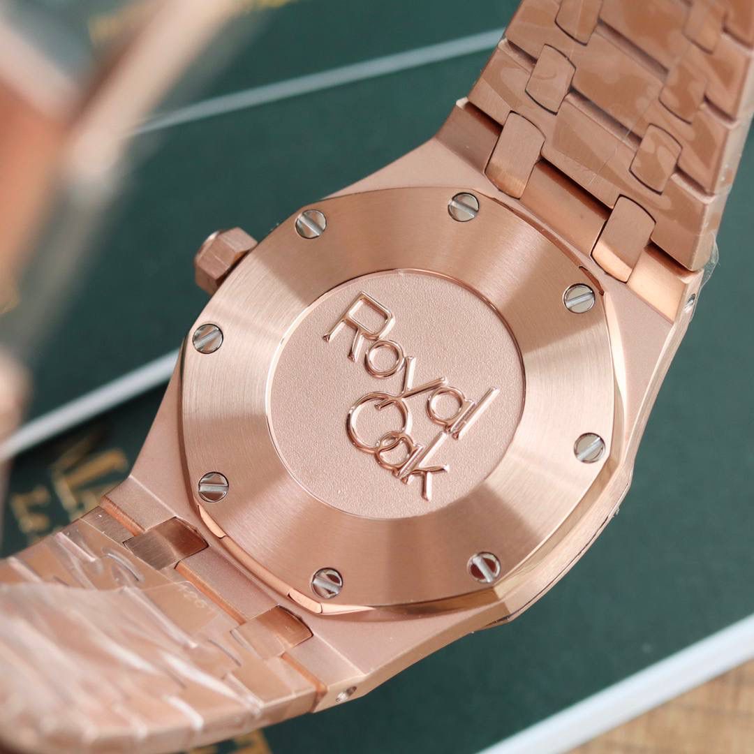 🚀原单AUDEMARS PIGUET爱彼 皇家橡树系列67女士石英腕表 独家原版拆解开模 所有配件均可原版互换使用，搭载原装瑞士F04111石英机芯。走时精准！全程CNC打磨，多次校对调整版型，棱角分明。表壳直径33MM,多边形状表圈与表壳精密相合，表圈以六边形螺丝栓固定在表壳上（圈口镶嵌精美施华洛世奇钻，璀璨夺目）表带链节精致规整，链节经过上百次细致的打磨处理，呈现出完美的纹理。折叠式表扣开合简单，佩戴方便。腕表表耳处呈弯折状，可以保证腕表与腕部更加贴合。表盘镌刻“Grande Tapisserie”大方格纹装饰，搭配荧光立体时标和皇家橡树指针，宽大的指针和时标让读时简单清晰。三点位置日期显示窗口，以阿拉伯数字显示。腕表为密闭表底，表底上镌刻皇家橡树系列的英文名称“Royal Oak”字样✨🔥