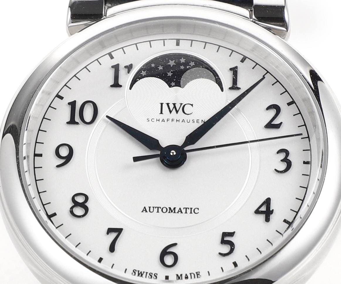 TWC出品 IWC达文西 IW459306 蔚蓝星空，诗意月相，自动月球与印度洋的蓝色水域完美匹配 随着达文西系列以致敬经典的设计回归到大众的视线之中，我们看到了它很多有趣的设计，包括清晰醒目的盘面，现场锋利的剑形指针，当然还有古典的圆拱形表冠，活动式表耳，更加贴合手腕。腕表表底镌刻有“生命之花”，“生命之花”是一个由多重重叠圆环组成的几何造型，是达文西经过深入研究绘制出来的。直径36毫米，自动上链机芯，精钢表壳， 中央秒针附掣停装置，月相盈亏显示，特殊镌刻表底，防水深达30米，动力储备达42小时 ，腕表整体设计得简约大气，且不失细节，很适合成熟优雅女性！