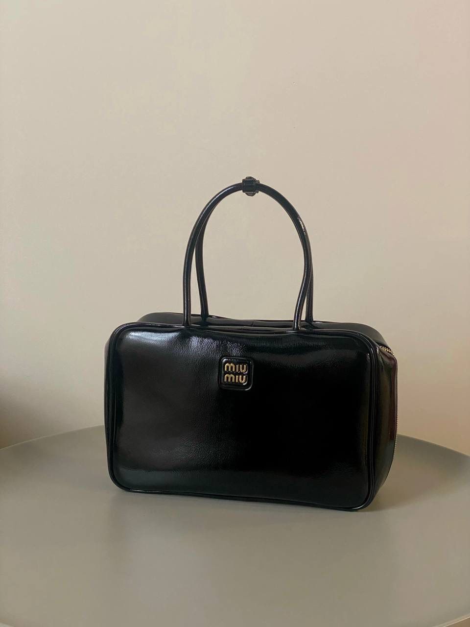 🈶漆皮黑 𝗠𝗶𝘂𝗠𝗶𝘂公文包| 新面料来啦 漆皮色泽光亮自然饱满～ 皮面透着的皱纹仿佛湖面上的水波纹 无论是视觉还是手感，质感都很绝！ 34×23×10cm #F0020m