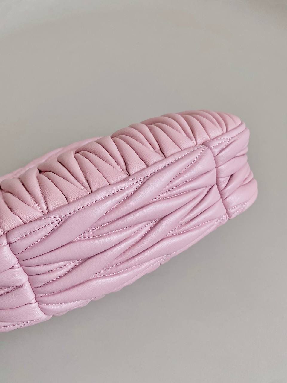 🈶樱花粉小号 𝗠𝗶𝘂𝗠𝗶𝘂 𝗪𝗮𝗻𝗱𝗲𝗿 𝗛𝗼𝗯𝗼褶皱腋下 火爆全网都不用多说，人手一只的程度 我们用的是进口小羊皮！非国产皮料 肉眼可见的细腻，软软糯糯触感非常好！他家经典独特的褶皱工艺，是要有一定厚度 底料太薄了都做不出它的饱满和弹性 更不是市场通货干瘪瘪的褶皱，实在太假 我们新合作的老师傅在这细节上扣的很认真 一缕一折都有zp的神韵，且做到对版！！ 追求高品质的来 小号：17×20×6cm，#F0013m 中号：18x25x7cm