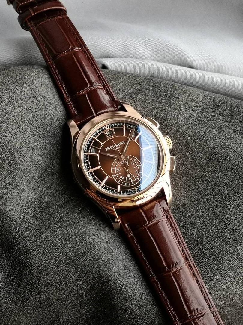 2024墙裂推荐 重金打造经典时计】——百达.翡丽复杂功能系列5905R-010重磅登场，迄今推出的首款Nautilus复杂腕表，以超复杂的工艺技术打造休闲运动腕表。 1⃣️小身板大能量：尽揽以下功能∶12点位日历功能 10点位星期功能 2点位星期功能 6点位24小时。所有功能都可正常使用。 2⃣️机芯采用复刻版Cal.240自动上链机芯，在实现外观的逼真前提下，功能一并完美诠释。 3⃣️改装大师独立制表人，倾情参与定制改装表盘颜色，给予独一无二的腕表增添有趣的灵魂！ 匠心力作 欢迎各位表友品鉴！